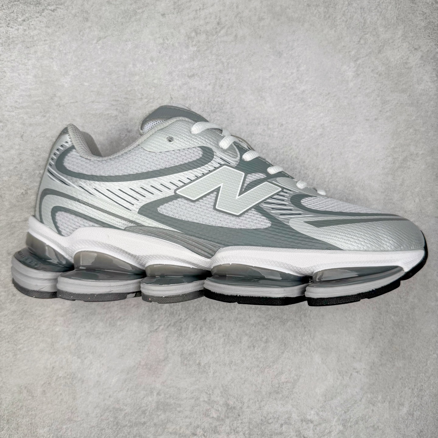 New Balance NB2000 舒适百搭防滑耐磨低帮 休闲跑步鞋 New Balance 在近两年的球鞋市场屡出奇招，在经典鞋型保持进一步增长的同时，推出的每一款新鞋型也都有傲人的战绩。在 327、9060 等鞋型获得成功之后，今天 New Balance 家族又迎来了新鲜血液的注入。这双 New Balance 2000 依然是融合了新旧元素的跑鞋造型，命名为 2000，或许是它的设计理念有着 Y2K 的血统。最大的亮点，在于这双鞋的中底。外侧以五个 ABZORB 单元，带来极具辨识度和冲击力的视觉效果，让这双鞋在外观和脚感方面都颇具吸引力。尺码：36 37 37.5 38 38.5 39 40 40.5 41 42 42.5 43 44 45 46-选品中心