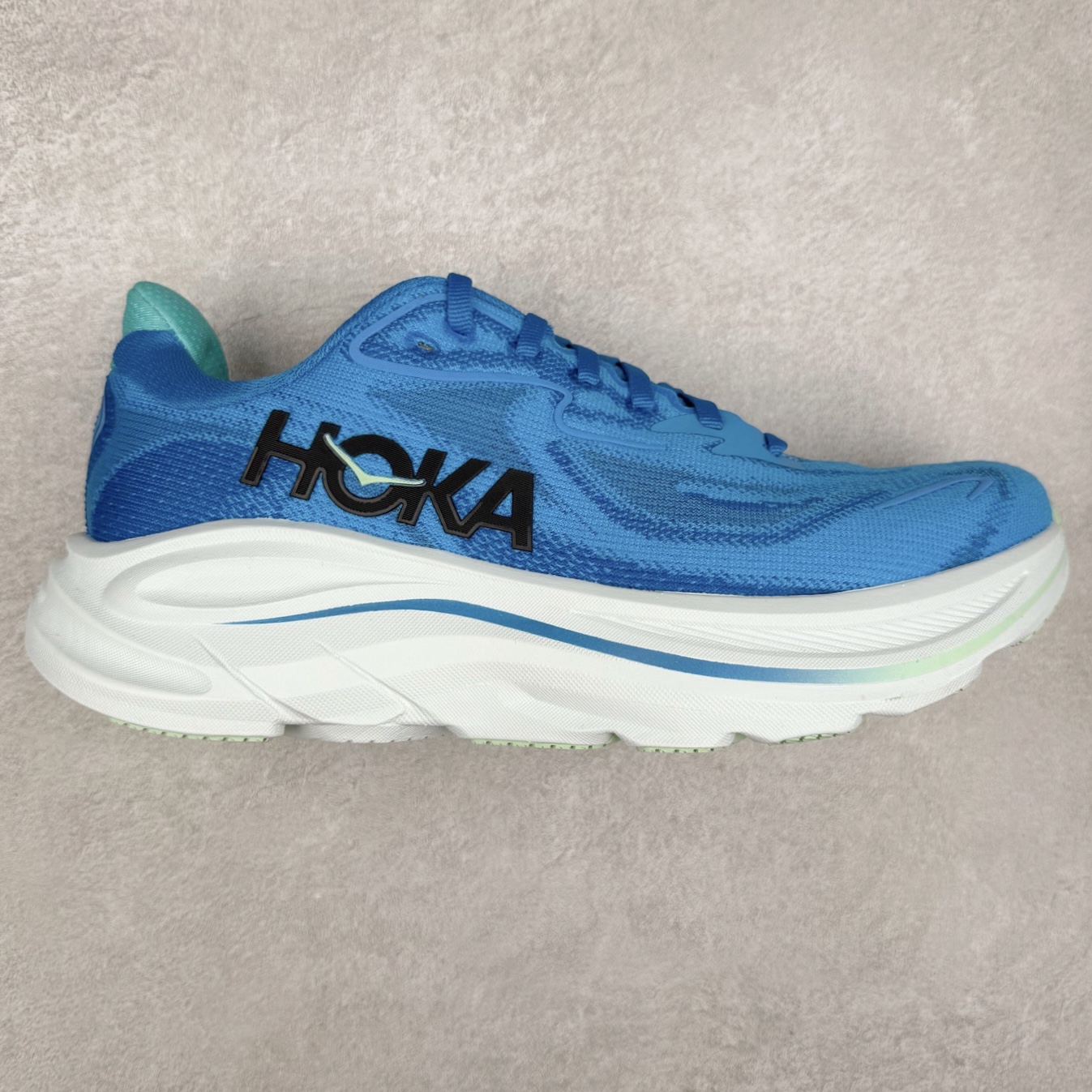 HOKA ONE ONE Clifton 克里夫顿10代专业性能减震公路跑步鞋 轻盈透气的针织网面和纱线的使用让鞋面更挺拔 增强鞋面的强度和支撑性能 搭配柔软的鞋舌 让双脚在舒适包裹中跑的更加畅快 全新泡棉中底 柔软的同时增强回弹性能 为不同跑者提供更平稳流畅的脚感 带来全面的缓冲保护 根据人体工程学设计的延长拉襟 后跟处弹软的海绵填充舒适固定 避免掉跟和摩擦 相比上一代光滑的内衬 Clifton 的内衬增强了摩擦力 避免双脚在鞋内滑动 尺码：36 36.5 37.5 38 38.5 39 40 40.5 41 42 42.5 43 44 44.5 45-选品中心