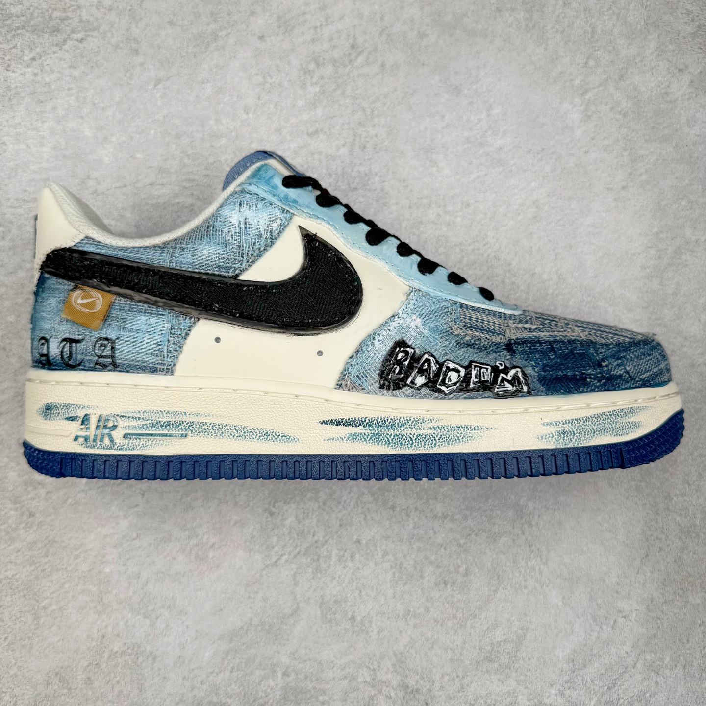 NK Air Force 1´07 Low 空军一号低帮百搭休闲运动板鞋 FB0607-770 柔软、弹性十足的缓震性能和出色的中底设计 横跨复古与现代的外型结合 造就出风靡全球 三十多年的Force 1 直到今天还深受青睐 实拍调校N版已经零色差零失真 百分百还原实物色彩所见即所得 不存在货不对板色差等低级问题 选购参考实物拍摄 不混卖不参货 只用心做好货严格选品 承诺混一赔十 尺码：36 36.5 37.5 38 38.5 39 40 40.5 41 42 42.5 43 44 44.5 45-选品中心