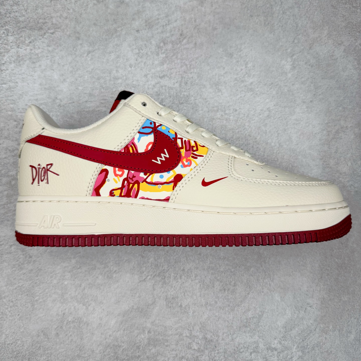 NK Air Force 1´07 Low 空军一号低帮百搭休闲运动板鞋 HJ3318-002 柔软、弹性十足的缓震性能和出色的中底设计 横跨复古与现代的外型结合 造就出风靡全球 三十多年的Force 1 直到今天还深受青睐 实拍调校N版已经零色差零失真 百分百还原实物色彩所见即所得 不存在货不对板色差等低级问题 选购参考实物拍摄 不混卖不参货 只用心做好货严格选品 承诺混一赔十 尺码：36 36.5 37.5 38 38.5 39 40 40.5 41 42 42.5 43 44 44.5 45-选品中心