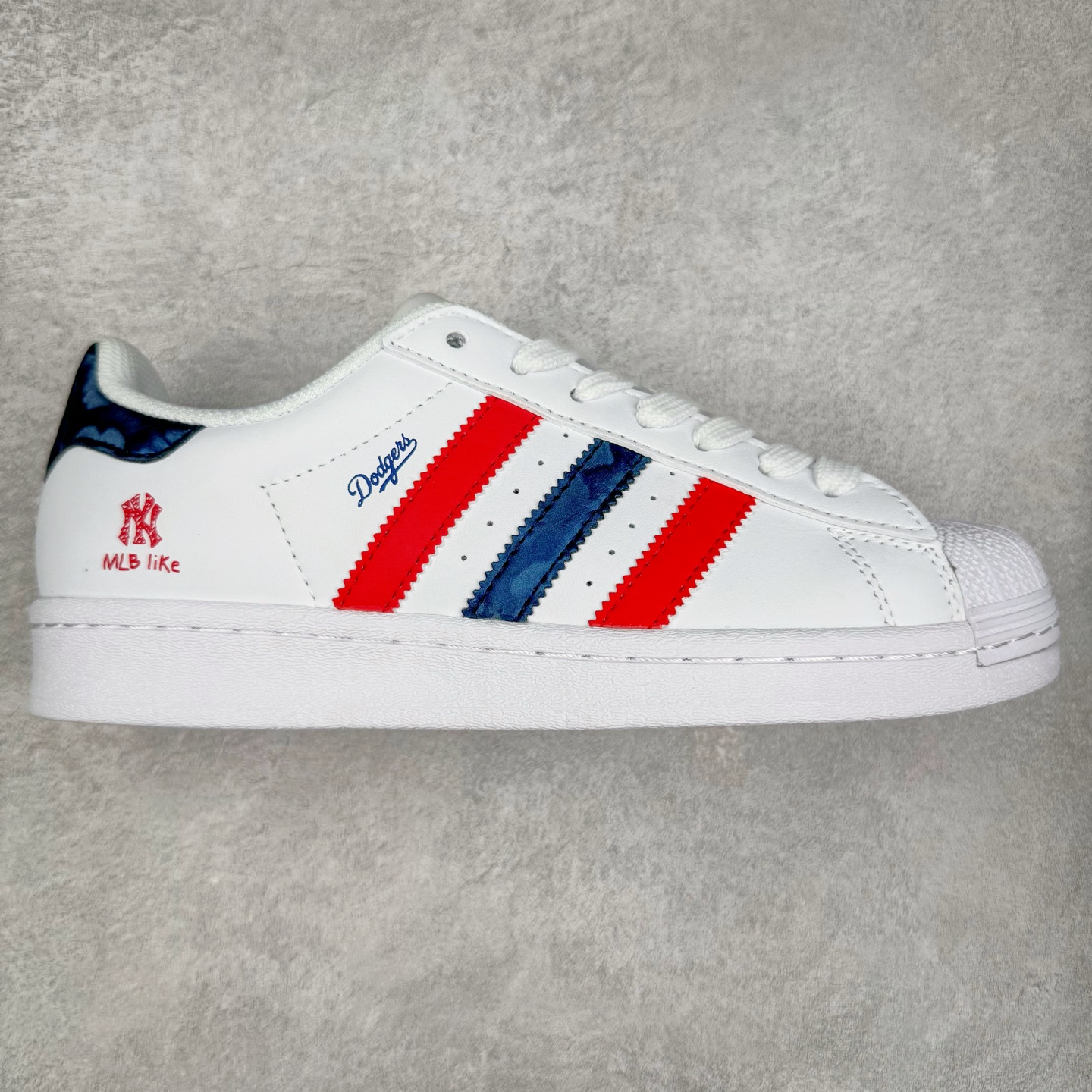 ＃C2 AD Originals Superstar 经典复古贝壳头板鞋 BZ2536 诞生于1969年 是第一双将全皮面鞋 身与橡胶鞋头结合在一起的低帮篮球鞋 Superstar最开始 是作为高帮篮球鞋Pro Model的低帮版本而出现的 但因为其独特和醒目的橡胶鞋头造型而让大家熟知 被大家形象地称为\\\”shelltoe\\\”贝壳头 在70年代的美国职业篮球场上 接近3/4的NBA球员都将这双Superstar作为场上用鞋 80年代之后 经过不断的改良和发展 Superstar逐渐成为横跨时装、音乐、街头文化、休闲和运动等各大领域的时尚潮鞋 尺码：36 36.5 37 38 38.5 39 40 40.5 41 42 42.5 43 44 44.5 45-选品中心