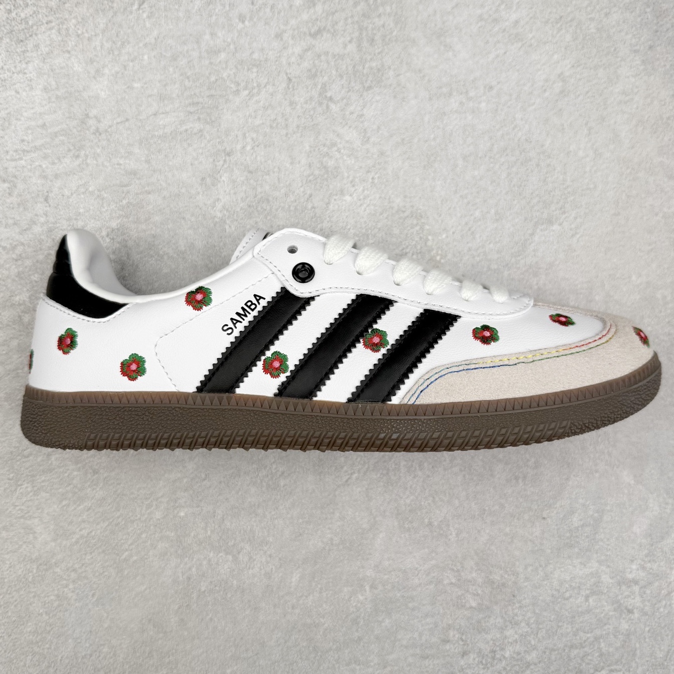 AD Original Samba OG 复古经典轻便板鞋 IF4391 口碑大厂出品 品控大底版型不断改良更新 全套原纸板楦头开发 确保原汁原味 完美呈现桑巴版型 一比一鞋头弧度高度鞋身弧度 此版本只针对中端市场 皮料材质有所更替 其他数据细节工艺流程均保持一致 绝不口嗨 细节品控鞋型随意对比 正确烫金高频细节 原装纳米超迁皮料 独家私模橡胶大底 原盒原配 这款桑巴鞋展示了高质量的工艺 带有装饰的超锁缝制和无缝的手感 柔软、柔软的皮革造型和标志性的3条纹完成了精致的外观 正规合身鞋带 鞋面上有绒面鞋垫 橡胶鞋底 享受正畸套筒软感 自50年代首次亮相以来就一直在赢得粉丝的青睐 尺码：35.5 36 36.5 37.5 38 38.5 39 40 40.5 41 42 42.5 43 44 44.5 45-选品中心