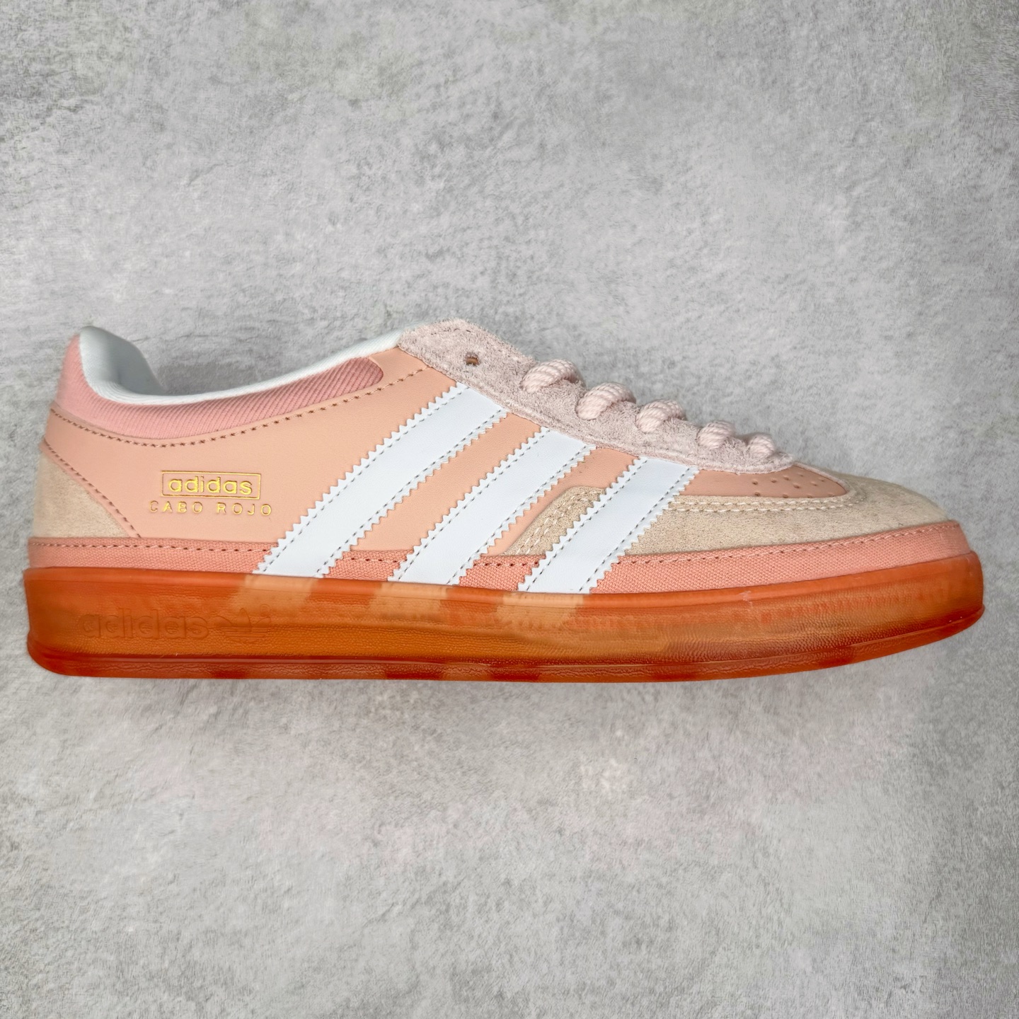 ＃TG Bad Bunny x AD Gazelle Indoor Trainers 坏痞兔联名羚羊内训系列低帮复古百搭休闲运动德训风板鞋 JS5052 Bad Bunny本人在杂志拍摄时率先上脚带一波节奏，emm，手上拿的杂志封面还是Kylie，看来前女友和布克重新约会，这位哥也还是没放下啊…回到鞋款本身，整体选择了简约的黑白皮革搭配浅灰色长绒麂皮材质，最后以半透明生胶大底收尾，质感在线。不同于以往联名的调色盘操作，Bad Bunny对Gazelle indoor进行了加宽加厚处理，以及鞋头变形的设计，带来全新的歪头面包鞋型Gazelle。此外，鞋款标签直接呈现在后跟处，鞋侧adidas标识下方还加入了\\\”benito\\\”字样，辨识度拉满。尺码：35 36 36⅔ 37⅓ 38 38⅔ 39⅓ 40 40⅔ 41⅓ 42 42⅔ 43⅓ 44 44⅔ 45-选品中心