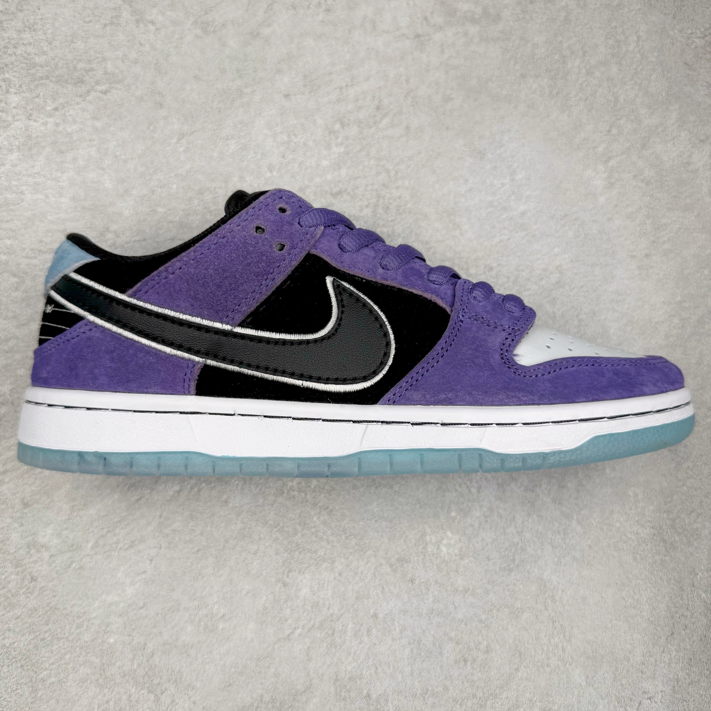 #F版 Hayley Wilson x NK Dunk SB DUNK LOW PRO 联名紫黑白 HJ0513-500 极限压缩利润空间 超乎所想的高性价比 用料绝不含糊 原盒原配 正确耐磨橡胶大底 超高清洁度 全鞋零毛边皮料切割 全套原楦原模倾力打造完美版型 尺码:36 36.5 37.5 38 38.5 39 40 40.5 41 42 42.5 43 44 44.5 45 46 47.5-选品中心