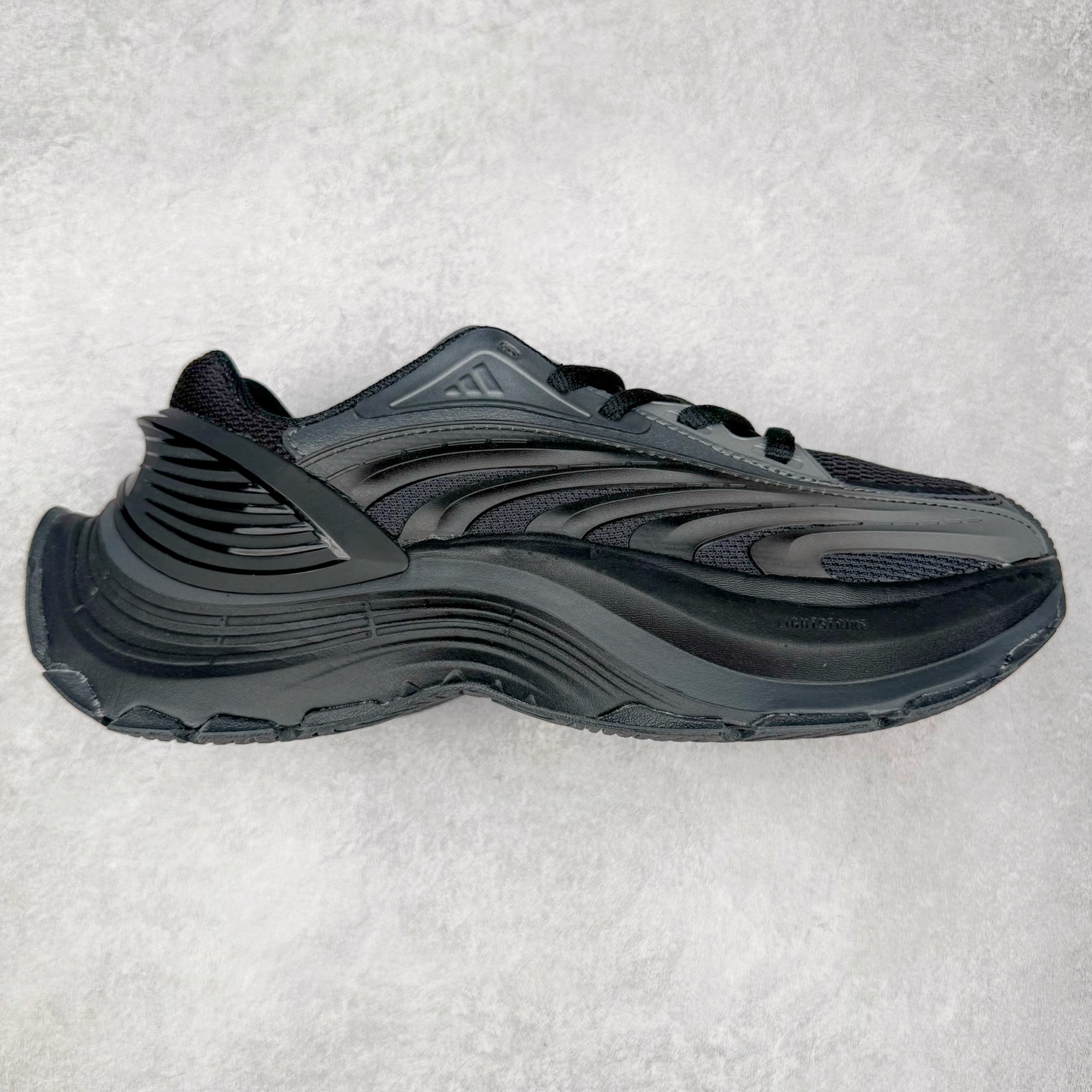 AD XLG MTW系列 舒适百搭防滑耐磨低帮跑步鞋老爹鞋 JR5383 鞋面采用贯穿式银条 完整的线条流畅度带来充分的视觉享受 鞋舌若隐若现的LOGO充满神秘感 夸张的鞋后跟幅度设计 线条感延伸至后跟标志三条杆彰显adidas调性 中底采用LIGHT STRIKE科技 在满足穿搭属性的同时提供舒适的脚感 完整的流线型设计语言 从鞋面贯穿到鞋底以及鞋花纹路 颜值与实力兼具 秀场与日常皆融 未来已来 让我们继续期待 实拍调校N版已经零色差零失真 百分百还原实物色彩所见即所得 不存在货不对板色差等低级问题 选购参考实物拍摄 不混卖不参货 只用心做好货严格选品 承诺混一赔十 尺码：36 36.5 37.5 38 38.5 39 40 40.5 41 42 42.5 43 44 44.5 45-选品中心