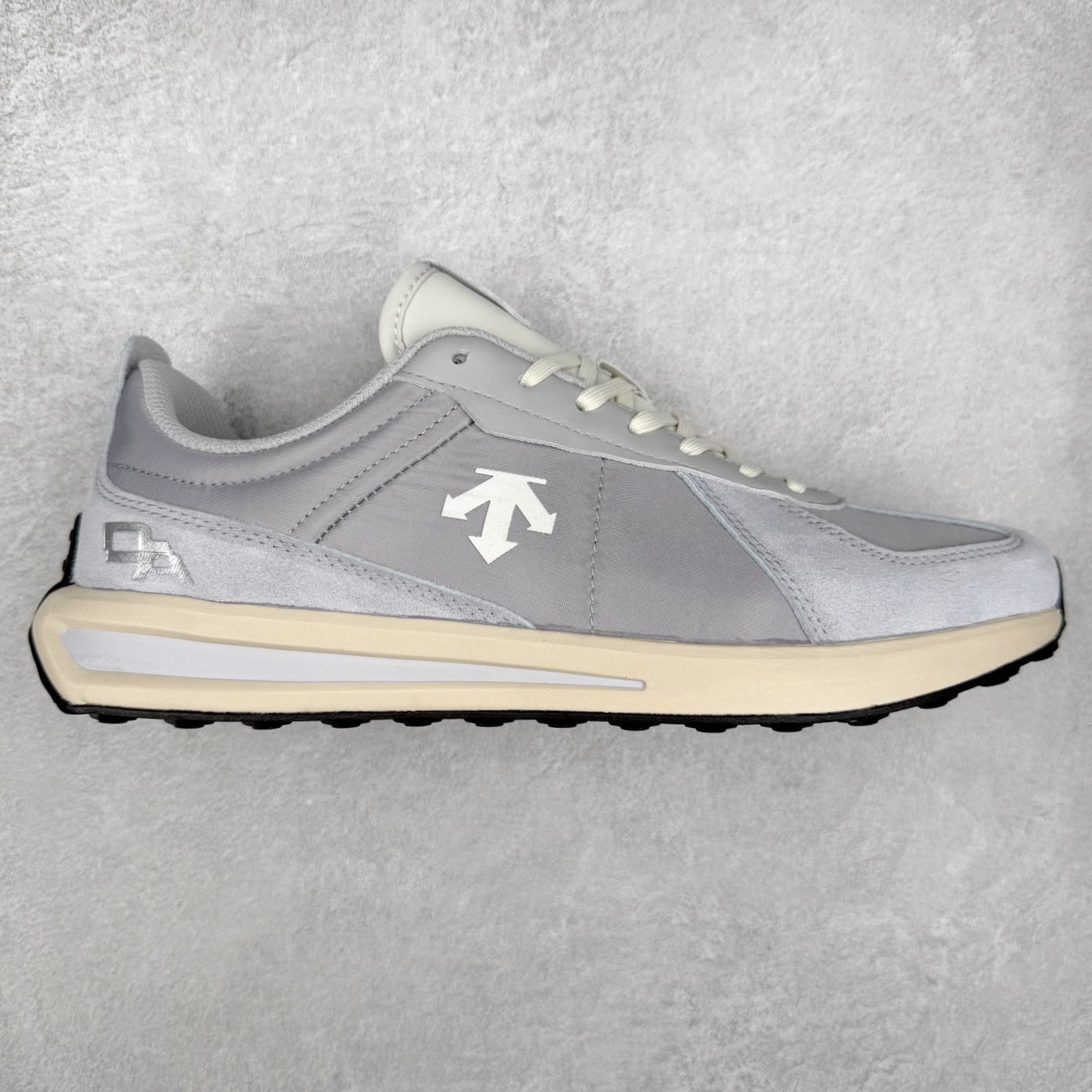 DESCENTE Chron TRAINER 迪桑特时尚舒适 防滑耐磨低帮生活休闲鞋 DESCENTE（迪桑特）创立于1935年，品牌名取自法语词汇，意为“滑降”。品牌箭头标识代表滑雪的三种技术“高速直线滑行”、“穿越”和“侧滑”，也寓意品牌在打造高端专业运动产品中不断追求完美的创新精神，致力于成为中国高端专业滑雪、综训、女子、铁人三项、高尔夫的第一品牌。实拍调校N版已经零色差零失真 百分百还原实物色彩所见即所得 不存在货不对板色差等低级问题 选购参考实物拍摄 不混卖不参货 只用心做好货严格选品 承诺混一赔十 尺码：36 36.5 37.5 38 38.5 39 40 40.5 41 42 42.5 43 44 44.5 45-选品中心