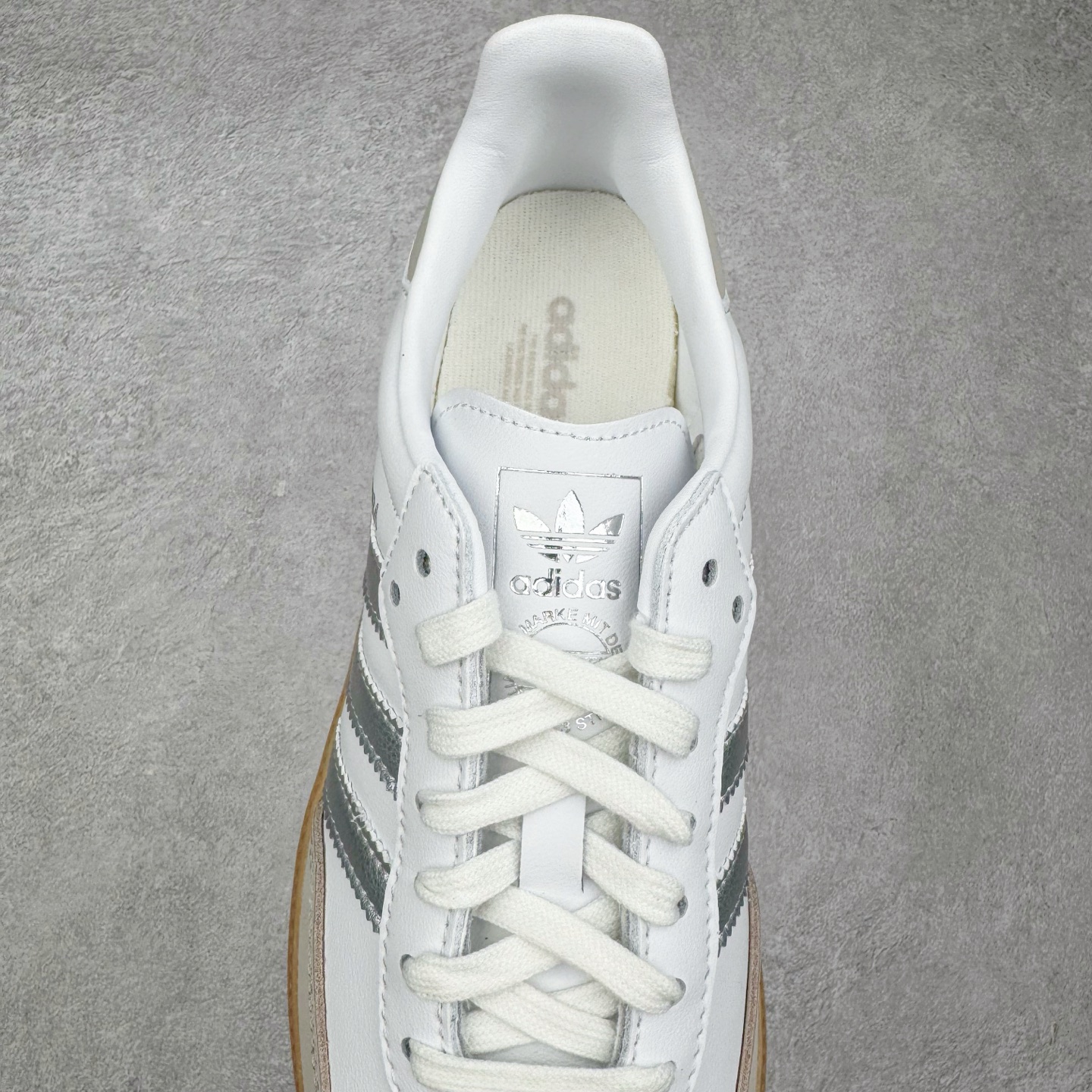 图片[5]-＃R1 AD Original Samba OG 复古经典轻便板鞋 JI2725 口碑大厂出品 品控大底版型不断改良更新 全套原纸板楦头开发 确保原汁原味 完美呈现桑巴版型 一比一鞋头弧度高度鞋身弧度 此版本只针对中端市场 皮料材质有所更替 其他数据细节工艺流程均保持一致 绝不口嗨 细节品控鞋型随意对比 正确烫金高频细节 原装纳米超迁皮料 独家私模橡胶大底 原盒原配 这款桑巴鞋展示了高质量的工艺 带有装饰的超锁缝制和无缝的手感 柔软、柔软的皮革造型和标志性的3条纹完成了精致的外观 正规合身鞋带 鞋面上有绒面鞋垫 橡胶鞋底 享受正畸套筒软感 自50年代首次亮相以来就一直在赢得粉丝的青睐 尺码：35.5 36 36.5 37.5 38 38.5 39 40 40.5 41 42 42.5 43 44 44.5 45-选品中心