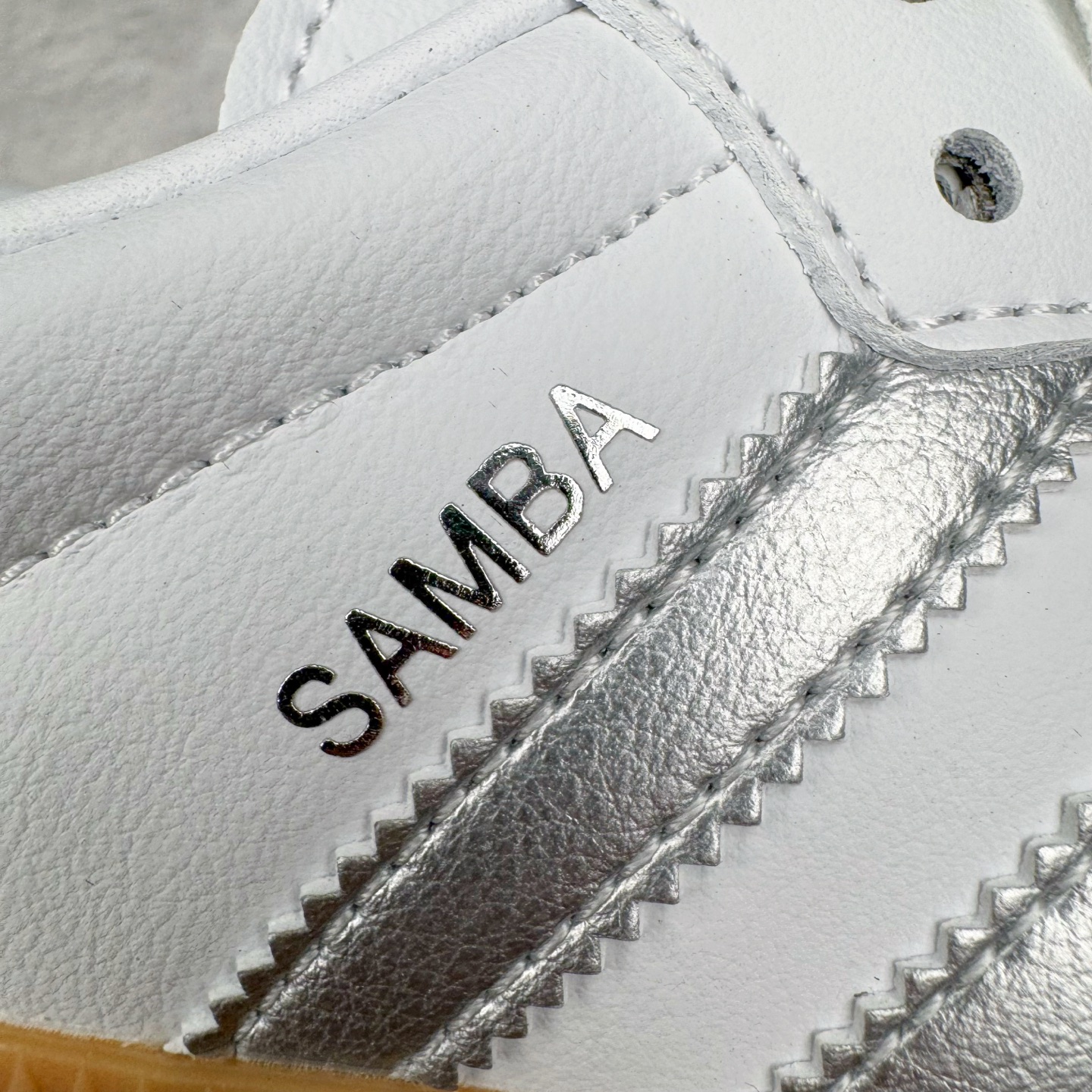 图片[16]-＃R1 AD Original Samba OG 复古经典轻便板鞋 JI2725 口碑大厂出品 品控大底版型不断改良更新 全套原纸板楦头开发 确保原汁原味 完美呈现桑巴版型 一比一鞋头弧度高度鞋身弧度 此版本只针对中端市场 皮料材质有所更替 其他数据细节工艺流程均保持一致 绝不口嗨 细节品控鞋型随意对比 正确烫金高频细节 原装纳米超迁皮料 独家私模橡胶大底 原盒原配 这款桑巴鞋展示了高质量的工艺 带有装饰的超锁缝制和无缝的手感 柔软、柔软的皮革造型和标志性的3条纹完成了精致的外观 正规合身鞋带 鞋面上有绒面鞋垫 橡胶鞋底 享受正畸套筒软感 自50年代首次亮相以来就一直在赢得粉丝的青睐 尺码：35.5 36 36.5 37.5 38 38.5 39 40 40.5 41 42 42.5 43 44 44.5 45-选品中心