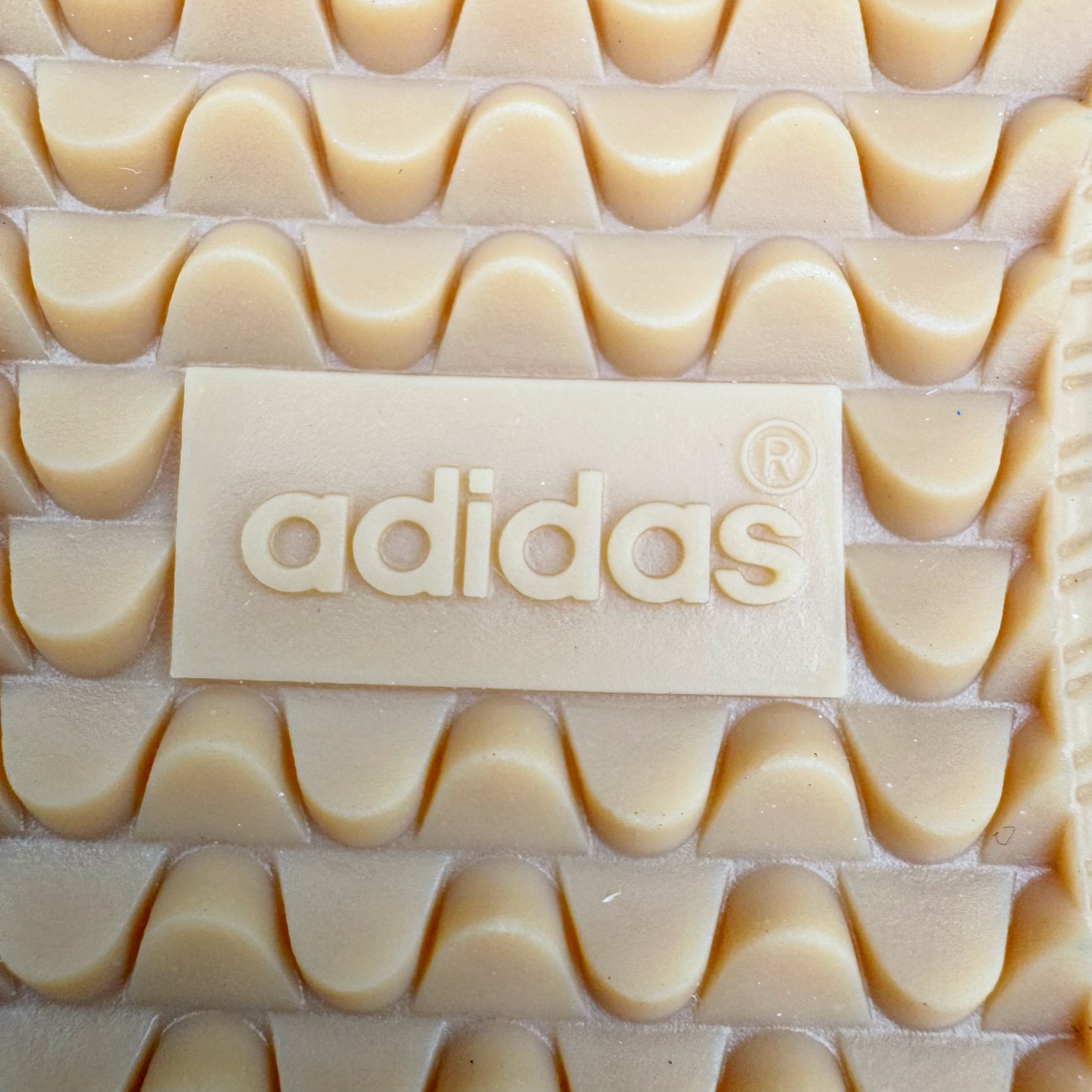 图片[18]-＃R1 AD Original Samba OG 复古经典轻便板鞋 JI2725 口碑大厂出品 品控大底版型不断改良更新 全套原纸板楦头开发 确保原汁原味 完美呈现桑巴版型 一比一鞋头弧度高度鞋身弧度 此版本只针对中端市场 皮料材质有所更替 其他数据细节工艺流程均保持一致 绝不口嗨 细节品控鞋型随意对比 正确烫金高频细节 原装纳米超迁皮料 独家私模橡胶大底 原盒原配 这款桑巴鞋展示了高质量的工艺 带有装饰的超锁缝制和无缝的手感 柔软、柔软的皮革造型和标志性的3条纹完成了精致的外观 正规合身鞋带 鞋面上有绒面鞋垫 橡胶鞋底 享受正畸套筒软感 自50年代首次亮相以来就一直在赢得粉丝的青睐 尺码：35.5 36 36.5 37.5 38 38.5 39 40 40.5 41 42 42.5 43 44 44.5 45-选品中心