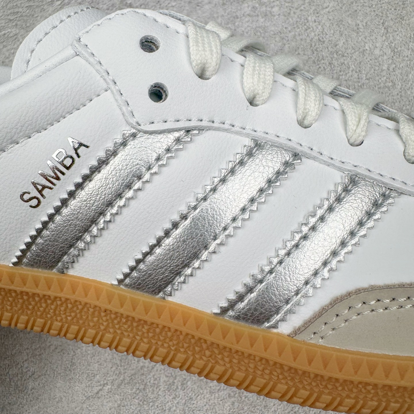 图片[17]-＃R1 AD Original Samba OG 复古经典轻便板鞋 JI2725 口碑大厂出品 品控大底版型不断改良更新 全套原纸板楦头开发 确保原汁原味 完美呈现桑巴版型 一比一鞋头弧度高度鞋身弧度 此版本只针对中端市场 皮料材质有所更替 其他数据细节工艺流程均保持一致 绝不口嗨 细节品控鞋型随意对比 正确烫金高频细节 原装纳米超迁皮料 独家私模橡胶大底 原盒原配 这款桑巴鞋展示了高质量的工艺 带有装饰的超锁缝制和无缝的手感 柔软、柔软的皮革造型和标志性的3条纹完成了精致的外观 正规合身鞋带 鞋面上有绒面鞋垫 橡胶鞋底 享受正畸套筒软感 自50年代首次亮相以来就一直在赢得粉丝的青睐 尺码：35.5 36 36.5 37.5 38 38.5 39 40 40.5 41 42 42.5 43 44 44.5 45-选品中心