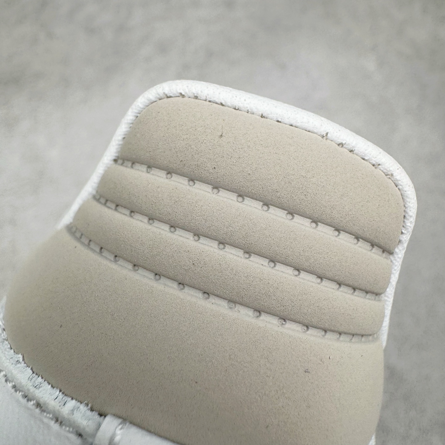 图片[15]-＃R1 AD Original Samba OG 复古经典轻便板鞋 JI2725 口碑大厂出品 品控大底版型不断改良更新 全套原纸板楦头开发 确保原汁原味 完美呈现桑巴版型 一比一鞋头弧度高度鞋身弧度 此版本只针对中端市场 皮料材质有所更替 其他数据细节工艺流程均保持一致 绝不口嗨 细节品控鞋型随意对比 正确烫金高频细节 原装纳米超迁皮料 独家私模橡胶大底 原盒原配 这款桑巴鞋展示了高质量的工艺 带有装饰的超锁缝制和无缝的手感 柔软、柔软的皮革造型和标志性的3条纹完成了精致的外观 正规合身鞋带 鞋面上有绒面鞋垫 橡胶鞋底 享受正畸套筒软感 自50年代首次亮相以来就一直在赢得粉丝的青睐 尺码：35.5 36 36.5 37.5 38 38.5 39 40 40.5 41 42 42.5 43 44 44.5 45-选品中心