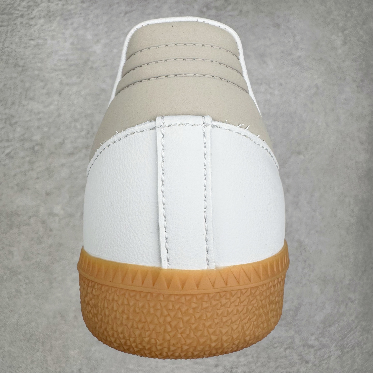 图片[8]-＃R1 AD Original Samba OG 复古经典轻便板鞋 JI2725 口碑大厂出品 品控大底版型不断改良更新 全套原纸板楦头开发 确保原汁原味 完美呈现桑巴版型 一比一鞋头弧度高度鞋身弧度 此版本只针对中端市场 皮料材质有所更替 其他数据细节工艺流程均保持一致 绝不口嗨 细节品控鞋型随意对比 正确烫金高频细节 原装纳米超迁皮料 独家私模橡胶大底 原盒原配 这款桑巴鞋展示了高质量的工艺 带有装饰的超锁缝制和无缝的手感 柔软、柔软的皮革造型和标志性的3条纹完成了精致的外观 正规合身鞋带 鞋面上有绒面鞋垫 橡胶鞋底 享受正畸套筒软感 自50年代首次亮相以来就一直在赢得粉丝的青睐 尺码：35.5 36 36.5 37.5 38 38.5 39 40 40.5 41 42 42.5 43 44 44.5 45-选品中心