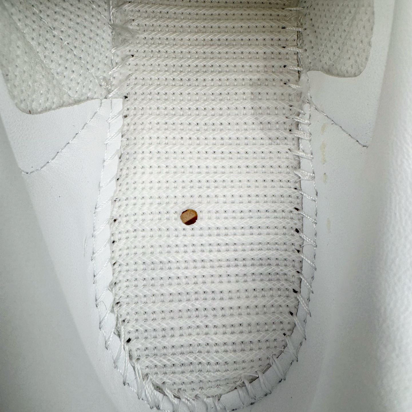 图片[11]-＃R1 AD Original Samba OG 复古经典轻便板鞋 JI2725 口碑大厂出品 品控大底版型不断改良更新 全套原纸板楦头开发 确保原汁原味 完美呈现桑巴版型 一比一鞋头弧度高度鞋身弧度 此版本只针对中端市场 皮料材质有所更替 其他数据细节工艺流程均保持一致 绝不口嗨 细节品控鞋型随意对比 正确烫金高频细节 原装纳米超迁皮料 独家私模橡胶大底 原盒原配 这款桑巴鞋展示了高质量的工艺 带有装饰的超锁缝制和无缝的手感 柔软、柔软的皮革造型和标志性的3条纹完成了精致的外观 正规合身鞋带 鞋面上有绒面鞋垫 橡胶鞋底 享受正畸套筒软感 自50年代首次亮相以来就一直在赢得粉丝的青睐 尺码：35.5 36 36.5 37.5 38 38.5 39 40 40.5 41 42 42.5 43 44 44.5 45-选品中心