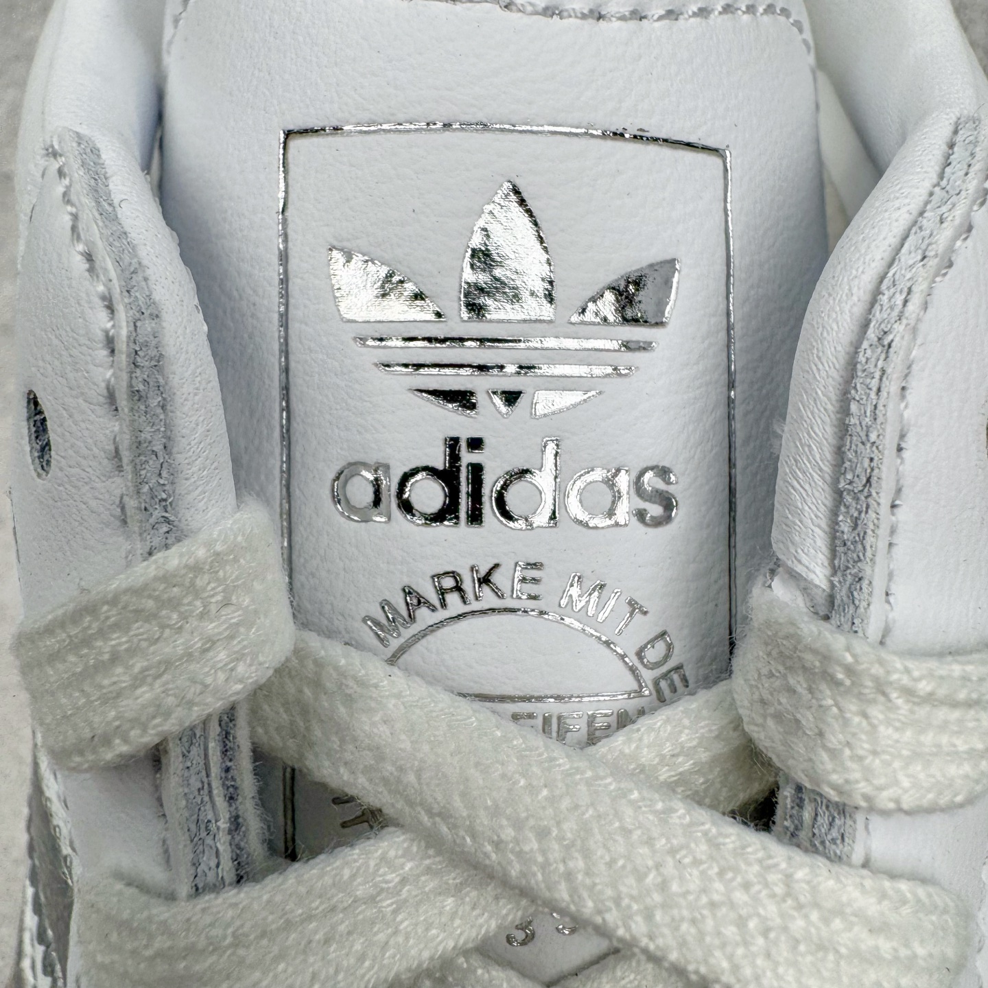 图片[13]-＃R1 AD Original Samba OG 复古经典轻便板鞋 JI2725 口碑大厂出品 品控大底版型不断改良更新 全套原纸板楦头开发 确保原汁原味 完美呈现桑巴版型 一比一鞋头弧度高度鞋身弧度 此版本只针对中端市场 皮料材质有所更替 其他数据细节工艺流程均保持一致 绝不口嗨 细节品控鞋型随意对比 正确烫金高频细节 原装纳米超迁皮料 独家私模橡胶大底 原盒原配 这款桑巴鞋展示了高质量的工艺 带有装饰的超锁缝制和无缝的手感 柔软、柔软的皮革造型和标志性的3条纹完成了精致的外观 正规合身鞋带 鞋面上有绒面鞋垫 橡胶鞋底 享受正畸套筒软感 自50年代首次亮相以来就一直在赢得粉丝的青睐 尺码：35.5 36 36.5 37.5 38 38.5 39 40 40.5 41 42 42.5 43 44 44.5 45-选品中心