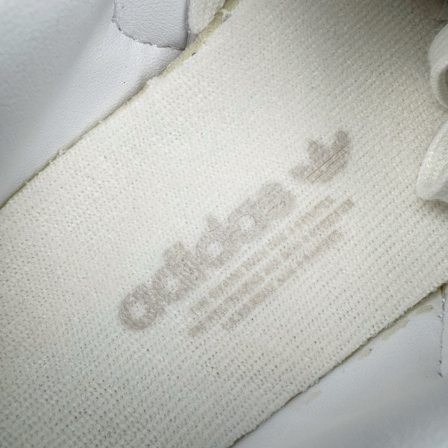 图片[12]-＃R1 AD Original Samba OG 复古经典轻便板鞋 JI2725 口碑大厂出品 品控大底版型不断改良更新 全套原纸板楦头开发 确保原汁原味 完美呈现桑巴版型 一比一鞋头弧度高度鞋身弧度 此版本只针对中端市场 皮料材质有所更替 其他数据细节工艺流程均保持一致 绝不口嗨 细节品控鞋型随意对比 正确烫金高频细节 原装纳米超迁皮料 独家私模橡胶大底 原盒原配 这款桑巴鞋展示了高质量的工艺 带有装饰的超锁缝制和无缝的手感 柔软、柔软的皮革造型和标志性的3条纹完成了精致的外观 正规合身鞋带 鞋面上有绒面鞋垫 橡胶鞋底 享受正畸套筒软感 自50年代首次亮相以来就一直在赢得粉丝的青睐 尺码：35.5 36 36.5 37.5 38 38.5 39 40 40.5 41 42 42.5 43 44 44.5 45-选品中心