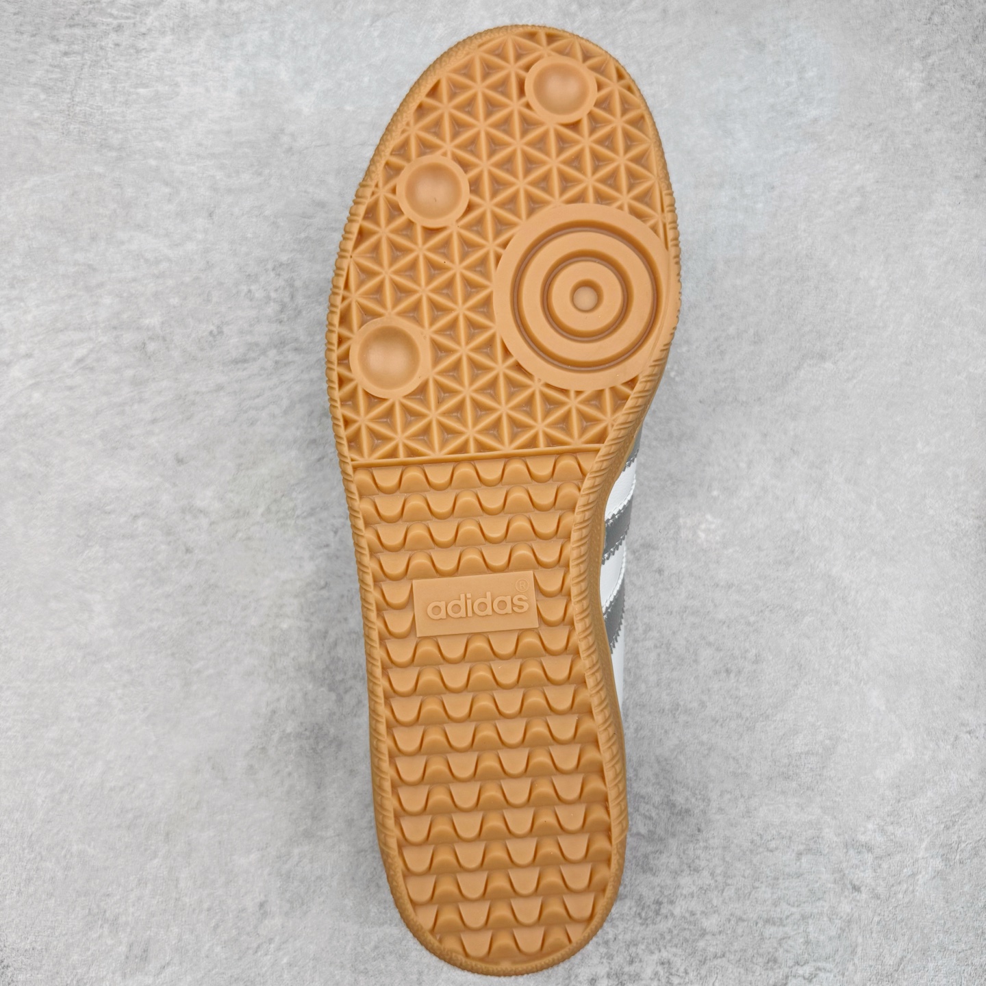 图片[9]-＃R1 AD Original Samba OG 复古经典轻便板鞋 JI2725 口碑大厂出品 品控大底版型不断改良更新 全套原纸板楦头开发 确保原汁原味 完美呈现桑巴版型 一比一鞋头弧度高度鞋身弧度 此版本只针对中端市场 皮料材质有所更替 其他数据细节工艺流程均保持一致 绝不口嗨 细节品控鞋型随意对比 正确烫金高频细节 原装纳米超迁皮料 独家私模橡胶大底 原盒原配 这款桑巴鞋展示了高质量的工艺 带有装饰的超锁缝制和无缝的手感 柔软、柔软的皮革造型和标志性的3条纹完成了精致的外观 正规合身鞋带 鞋面上有绒面鞋垫 橡胶鞋底 享受正畸套筒软感 自50年代首次亮相以来就一直在赢得粉丝的青睐 尺码：35.5 36 36.5 37.5 38 38.5 39 40 40.5 41 42 42.5 43 44 44.5 45-选品中心