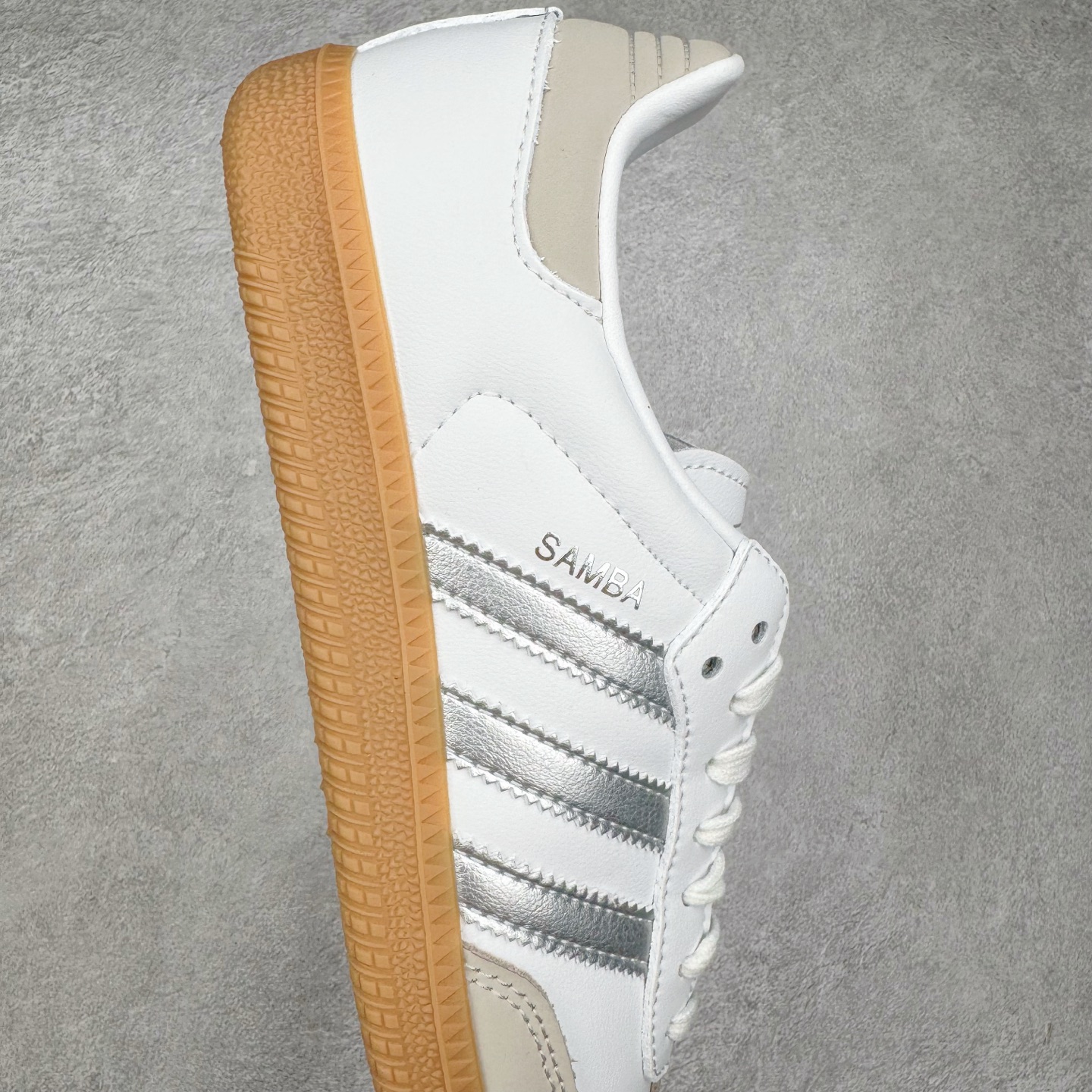 图片[6]-＃R1 AD Original Samba OG 复古经典轻便板鞋 JI2725 口碑大厂出品 品控大底版型不断改良更新 全套原纸板楦头开发 确保原汁原味 完美呈现桑巴版型 一比一鞋头弧度高度鞋身弧度 此版本只针对中端市场 皮料材质有所更替 其他数据细节工艺流程均保持一致 绝不口嗨 细节品控鞋型随意对比 正确烫金高频细节 原装纳米超迁皮料 独家私模橡胶大底 原盒原配 这款桑巴鞋展示了高质量的工艺 带有装饰的超锁缝制和无缝的手感 柔软、柔软的皮革造型和标志性的3条纹完成了精致的外观 正规合身鞋带 鞋面上有绒面鞋垫 橡胶鞋底 享受正畸套筒软感 自50年代首次亮相以来就一直在赢得粉丝的青睐 尺码：35.5 36 36.5 37.5 38 38.5 39 40 40.5 41 42 42.5 43 44 44.5 45-选品中心