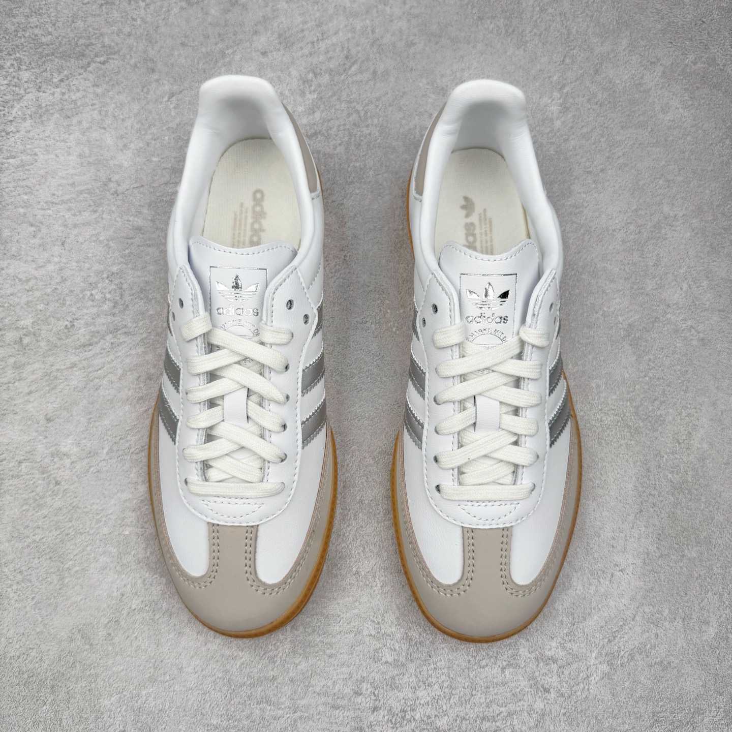 图片[2]-＃R1 AD Original Samba OG 复古经典轻便板鞋 JI2725 口碑大厂出品 品控大底版型不断改良更新 全套原纸板楦头开发 确保原汁原味 完美呈现桑巴版型 一比一鞋头弧度高度鞋身弧度 此版本只针对中端市场 皮料材质有所更替 其他数据细节工艺流程均保持一致 绝不口嗨 细节品控鞋型随意对比 正确烫金高频细节 原装纳米超迁皮料 独家私模橡胶大底 原盒原配 这款桑巴鞋展示了高质量的工艺 带有装饰的超锁缝制和无缝的手感 柔软、柔软的皮革造型和标志性的3条纹完成了精致的外观 正规合身鞋带 鞋面上有绒面鞋垫 橡胶鞋底 享受正畸套筒软感 自50年代首次亮相以来就一直在赢得粉丝的青睐 尺码：35.5 36 36.5 37.5 38 38.5 39 40 40.5 41 42 42.5 43 44 44.5 45-选品中心