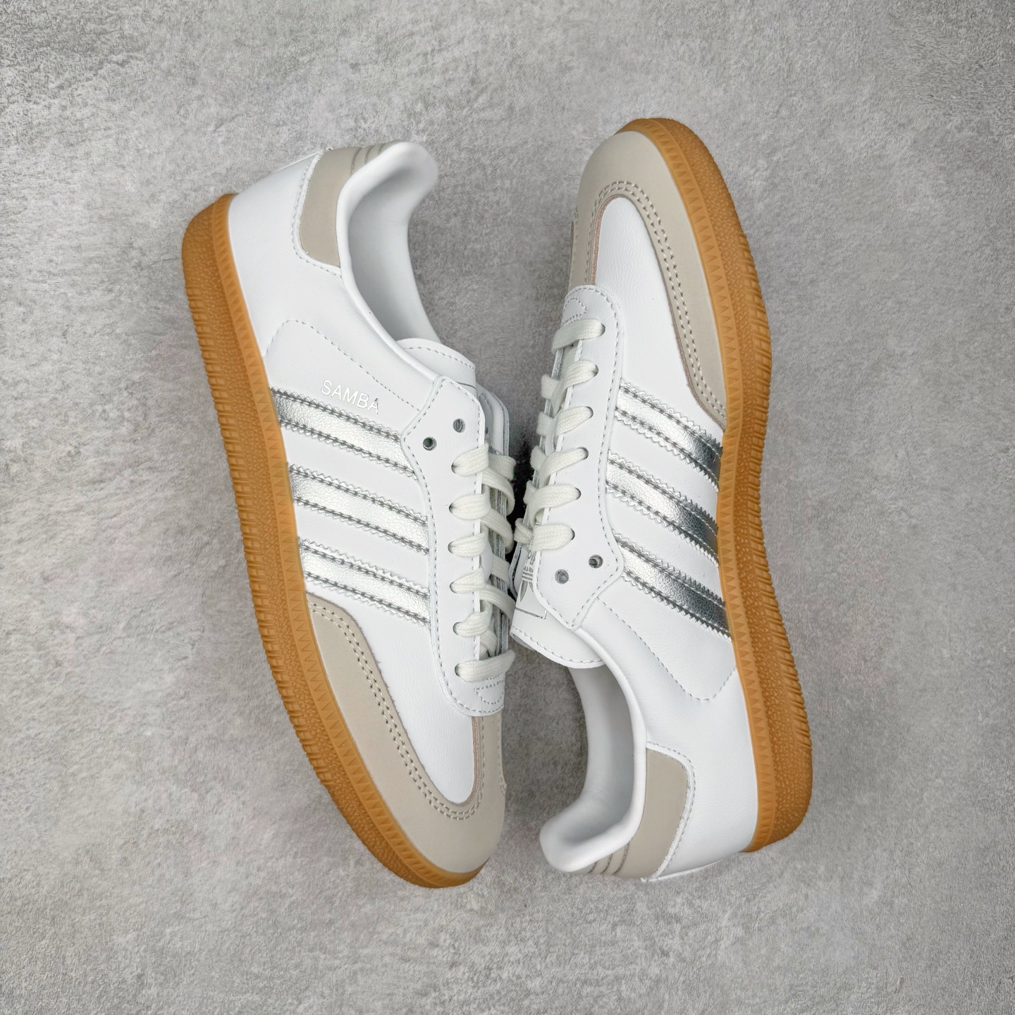 图片[3]-＃R1 AD Original Samba OG 复古经典轻便板鞋 JI2725 口碑大厂出品 品控大底版型不断改良更新 全套原纸板楦头开发 确保原汁原味 完美呈现桑巴版型 一比一鞋头弧度高度鞋身弧度 此版本只针对中端市场 皮料材质有所更替 其他数据细节工艺流程均保持一致 绝不口嗨 细节品控鞋型随意对比 正确烫金高频细节 原装纳米超迁皮料 独家私模橡胶大底 原盒原配 这款桑巴鞋展示了高质量的工艺 带有装饰的超锁缝制和无缝的手感 柔软、柔软的皮革造型和标志性的3条纹完成了精致的外观 正规合身鞋带 鞋面上有绒面鞋垫 橡胶鞋底 享受正畸套筒软感 自50年代首次亮相以来就一直在赢得粉丝的青睐 尺码：35.5 36 36.5 37.5 38 38.5 39 40 40.5 41 42 42.5 43 44 44.5 45-选品中心