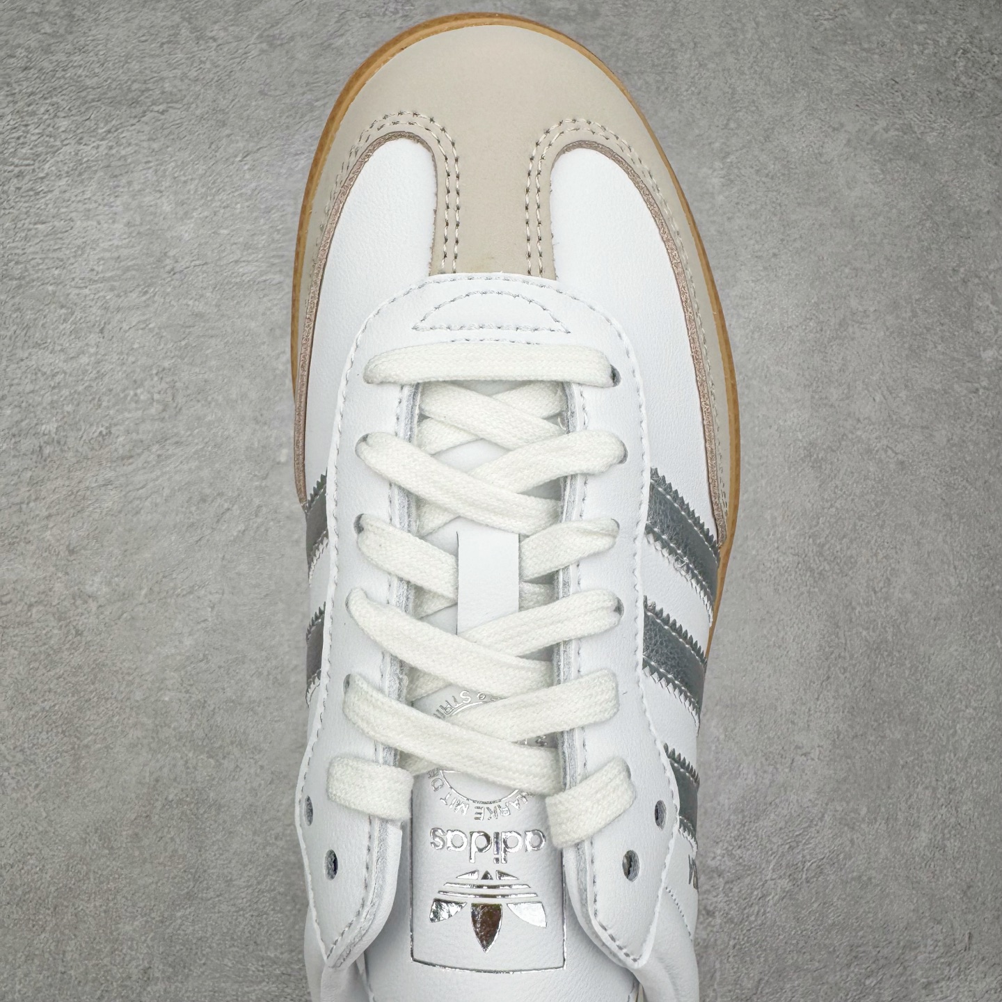 图片[4]-＃R1 AD Original Samba OG 复古经典轻便板鞋 JI2725 口碑大厂出品 品控大底版型不断改良更新 全套原纸板楦头开发 确保原汁原味 完美呈现桑巴版型 一比一鞋头弧度高度鞋身弧度 此版本只针对中端市场 皮料材质有所更替 其他数据细节工艺流程均保持一致 绝不口嗨 细节品控鞋型随意对比 正确烫金高频细节 原装纳米超迁皮料 独家私模橡胶大底 原盒原配 这款桑巴鞋展示了高质量的工艺 带有装饰的超锁缝制和无缝的手感 柔软、柔软的皮革造型和标志性的3条纹完成了精致的外观 正规合身鞋带 鞋面上有绒面鞋垫 橡胶鞋底 享受正畸套筒软感 自50年代首次亮相以来就一直在赢得粉丝的青睐 尺码：35.5 36 36.5 37.5 38 38.5 39 40 40.5 41 42 42.5 43 44 44.5 45-选品中心