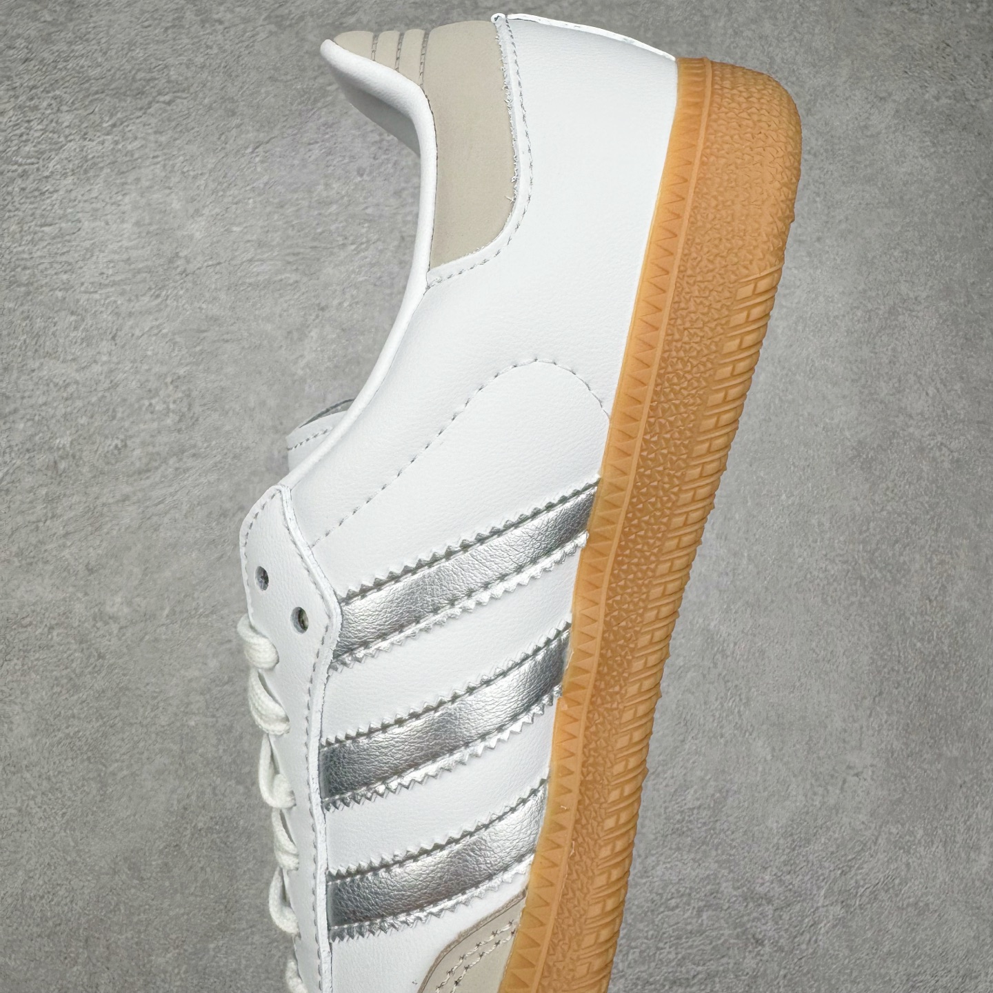 图片[7]-＃R1 AD Original Samba OG 复古经典轻便板鞋 JI2725 口碑大厂出品 品控大底版型不断改良更新 全套原纸板楦头开发 确保原汁原味 完美呈现桑巴版型 一比一鞋头弧度高度鞋身弧度 此版本只针对中端市场 皮料材质有所更替 其他数据细节工艺流程均保持一致 绝不口嗨 细节品控鞋型随意对比 正确烫金高频细节 原装纳米超迁皮料 独家私模橡胶大底 原盒原配 这款桑巴鞋展示了高质量的工艺 带有装饰的超锁缝制和无缝的手感 柔软、柔软的皮革造型和标志性的3条纹完成了精致的外观 正规合身鞋带 鞋面上有绒面鞋垫 橡胶鞋底 享受正畸套筒软感 自50年代首次亮相以来就一直在赢得粉丝的青睐 尺码：35.5 36 36.5 37.5 38 38.5 39 40 40.5 41 42 42.5 43 44 44.5 45-选品中心