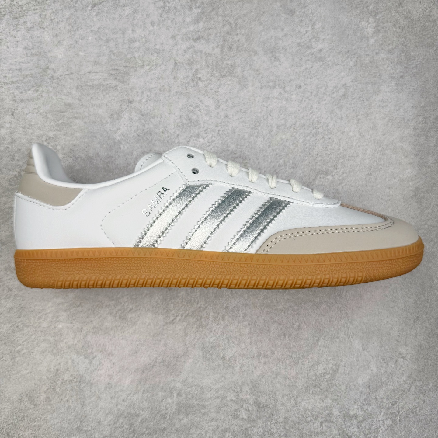 ＃R1 AD Original Samba OG 复古经典轻便板鞋 JI2725 口碑大厂出品 品控大底版型不断改良更新 全套原纸板楦头开发 确保原汁原味 完美呈现桑巴版型 一比一鞋头弧度高度鞋身弧度 此版本只针对中端市场 皮料材质有所更替 其他数据细节工艺流程均保持一致 绝不口嗨 细节品控鞋型随意对比 正确烫金高频细节 原装纳米超迁皮料 独家私模橡胶大底 原盒原配 这款桑巴鞋展示了高质量的工艺 带有装饰的超锁缝制和无缝的手感 柔软、柔软的皮革造型和标志性的3条纹完成了精致的外观 正规合身鞋带 鞋面上有绒面鞋垫 橡胶鞋底 享受正畸套筒软感 自50年代首次亮相以来就一直在赢得粉丝的青睐 尺码：35.5 36 36.5 37.5 38 38.5 39 40 40.5 41 42 42.5 43 44 44.5 45-选品中心