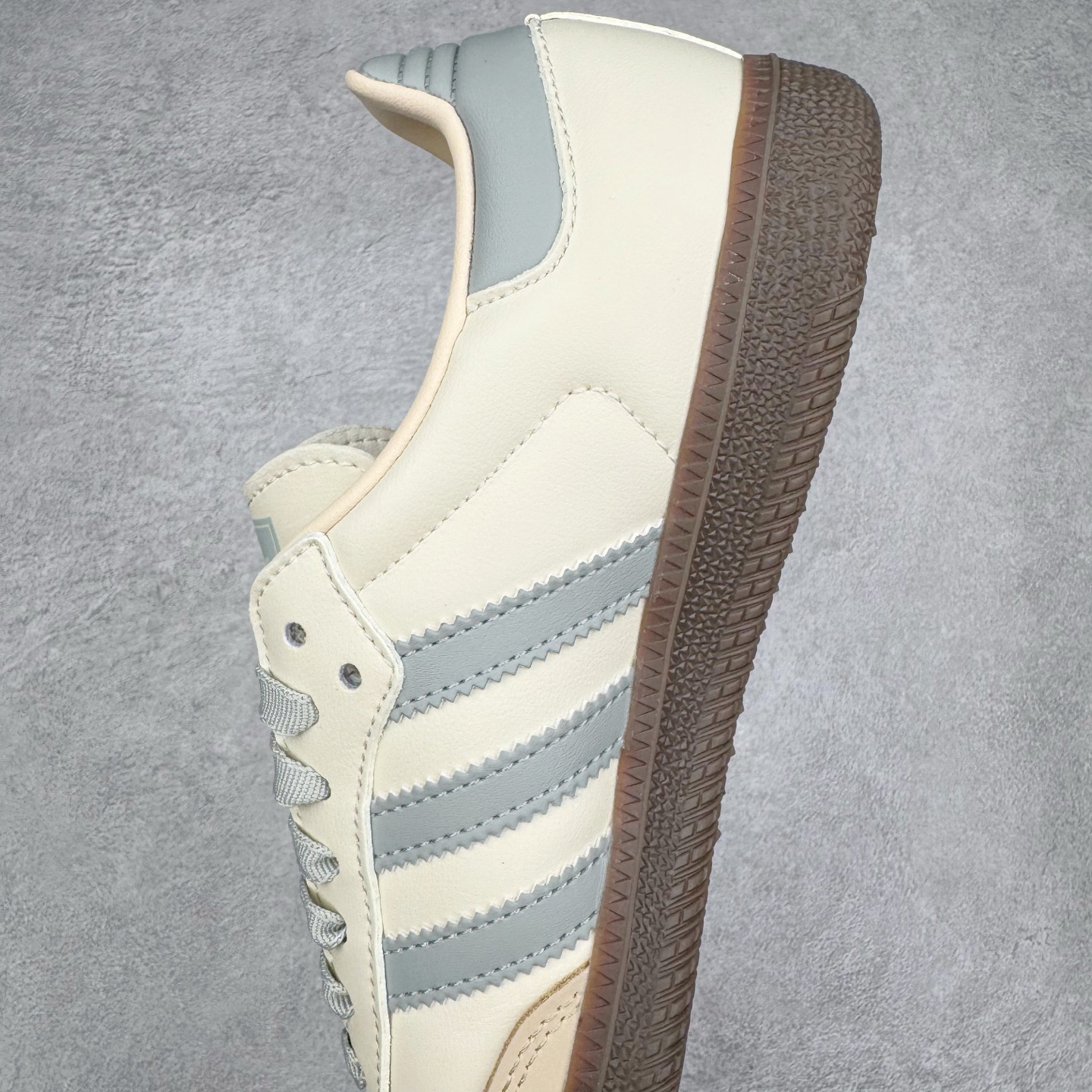 图片[7]-＃R1 AD Original Samba OG 复古经典轻便板鞋 JH7299 口碑大厂出品 品控大底版型不断改良更新 全套原纸板楦头开发 确保原汁原味 完美呈现桑巴版型 一比一鞋头弧度高度鞋身弧度 此版本只针对中端市场 皮料材质有所更替 其他数据细节工艺流程均保持一致 绝不口嗨 细节品控鞋型随意对比 正确烫金高频细节 原装纳米超迁皮料 独家私模橡胶大底 原盒原配 这款桑巴鞋展示了高质量的工艺 带有装饰的超锁缝制和无缝的手感 柔软、柔软的皮革造型和标志性的3条纹完成了精致的外观 正规合身鞋带 鞋面上有绒面鞋垫 橡胶鞋底 享受正畸套筒软感 自50年代首次亮相以来就一直在赢得粉丝的青睐 尺码：35.5 36 36.5 37.5 38 38.5 39 40 40.5 41 42 42.5 43 44 44.5 45-选品中心