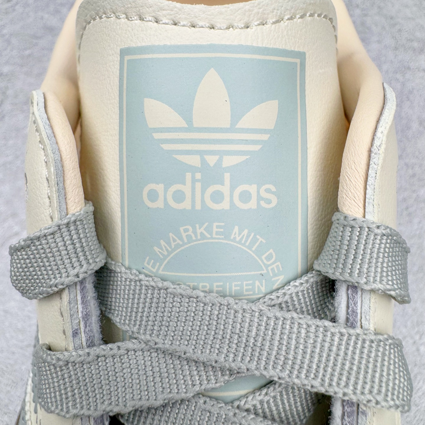 图片[13]-＃R1 AD Original Samba OG 复古经典轻便板鞋 JH7299 口碑大厂出品 品控大底版型不断改良更新 全套原纸板楦头开发 确保原汁原味 完美呈现桑巴版型 一比一鞋头弧度高度鞋身弧度 此版本只针对中端市场 皮料材质有所更替 其他数据细节工艺流程均保持一致 绝不口嗨 细节品控鞋型随意对比 正确烫金高频细节 原装纳米超迁皮料 独家私模橡胶大底 原盒原配 这款桑巴鞋展示了高质量的工艺 带有装饰的超锁缝制和无缝的手感 柔软、柔软的皮革造型和标志性的3条纹完成了精致的外观 正规合身鞋带 鞋面上有绒面鞋垫 橡胶鞋底 享受正畸套筒软感 自50年代首次亮相以来就一直在赢得粉丝的青睐 尺码：35.5 36 36.5 37.5 38 38.5 39 40 40.5 41 42 42.5 43 44 44.5 45-选品中心