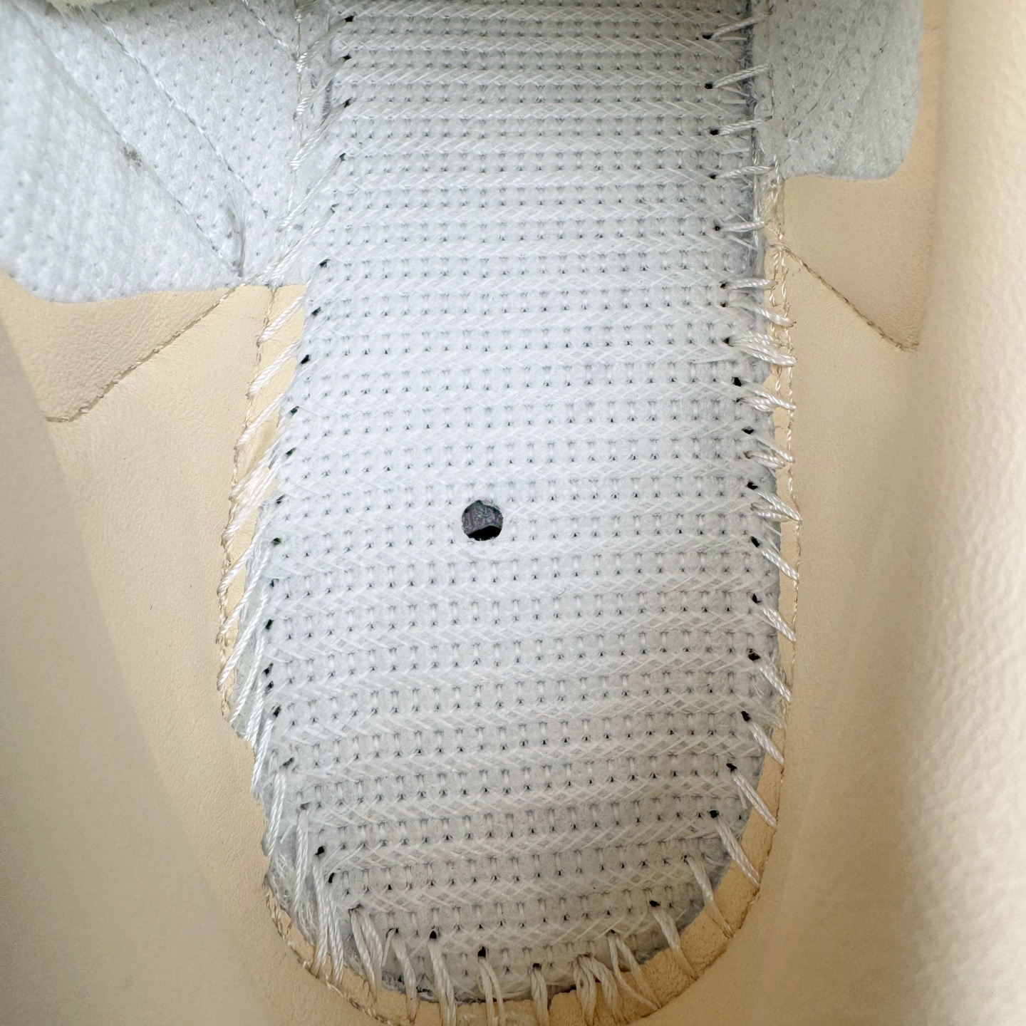 图片[10]-＃R1 AD Original Samba OG 复古经典轻便板鞋 JH7299 口碑大厂出品 品控大底版型不断改良更新 全套原纸板楦头开发 确保原汁原味 完美呈现桑巴版型 一比一鞋头弧度高度鞋身弧度 此版本只针对中端市场 皮料材质有所更替 其他数据细节工艺流程均保持一致 绝不口嗨 细节品控鞋型随意对比 正确烫金高频细节 原装纳米超迁皮料 独家私模橡胶大底 原盒原配 这款桑巴鞋展示了高质量的工艺 带有装饰的超锁缝制和无缝的手感 柔软、柔软的皮革造型和标志性的3条纹完成了精致的外观 正规合身鞋带 鞋面上有绒面鞋垫 橡胶鞋底 享受正畸套筒软感 自50年代首次亮相以来就一直在赢得粉丝的青睐 尺码：35.5 36 36.5 37.5 38 38.5 39 40 40.5 41 42 42.5 43 44 44.5 45-选品中心