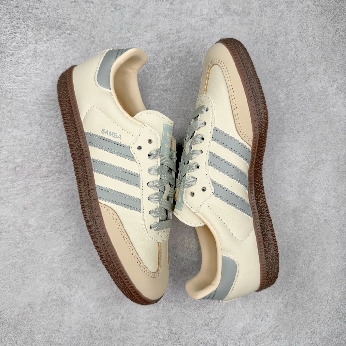 图片[3]-＃R1 AD Original Samba OG 复古经典轻便板鞋 JH7299 口碑大厂出品 品控大底版型不断改良更新 全套原纸板楦头开发 确保原汁原味 完美呈现桑巴版型 一比一鞋头弧度高度鞋身弧度 此版本只针对中端市场 皮料材质有所更替 其他数据细节工艺流程均保持一致 绝不口嗨 细节品控鞋型随意对比 正确烫金高频细节 原装纳米超迁皮料 独家私模橡胶大底 原盒原配 这款桑巴鞋展示了高质量的工艺 带有装饰的超锁缝制和无缝的手感 柔软、柔软的皮革造型和标志性的3条纹完成了精致的外观 正规合身鞋带 鞋面上有绒面鞋垫 橡胶鞋底 享受正畸套筒软感 自50年代首次亮相以来就一直在赢得粉丝的青睐 尺码：35.5 36 36.5 37.5 38 38.5 39 40 40.5 41 42 42.5 43 44 44.5 45-选品中心