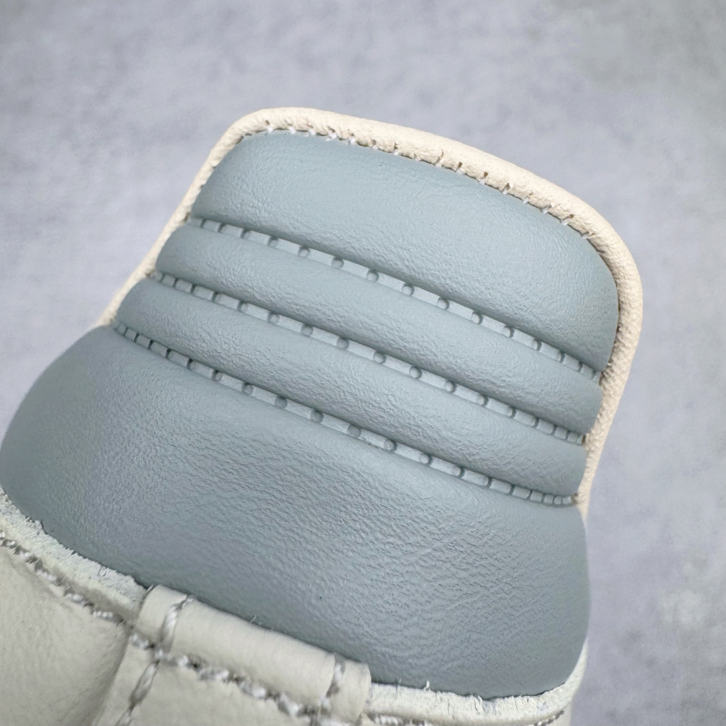 图片[15]-＃R1 AD Original Samba OG 复古经典轻便板鞋 JH7299 口碑大厂出品 品控大底版型不断改良更新 全套原纸板楦头开发 确保原汁原味 完美呈现桑巴版型 一比一鞋头弧度高度鞋身弧度 此版本只针对中端市场 皮料材质有所更替 其他数据细节工艺流程均保持一致 绝不口嗨 细节品控鞋型随意对比 正确烫金高频细节 原装纳米超迁皮料 独家私模橡胶大底 原盒原配 这款桑巴鞋展示了高质量的工艺 带有装饰的超锁缝制和无缝的手感 柔软、柔软的皮革造型和标志性的3条纹完成了精致的外观 正规合身鞋带 鞋面上有绒面鞋垫 橡胶鞋底 享受正畸套筒软感 自50年代首次亮相以来就一直在赢得粉丝的青睐 尺码：35.5 36 36.5 37.5 38 38.5 39 40 40.5 41 42 42.5 43 44 44.5 45-选品中心