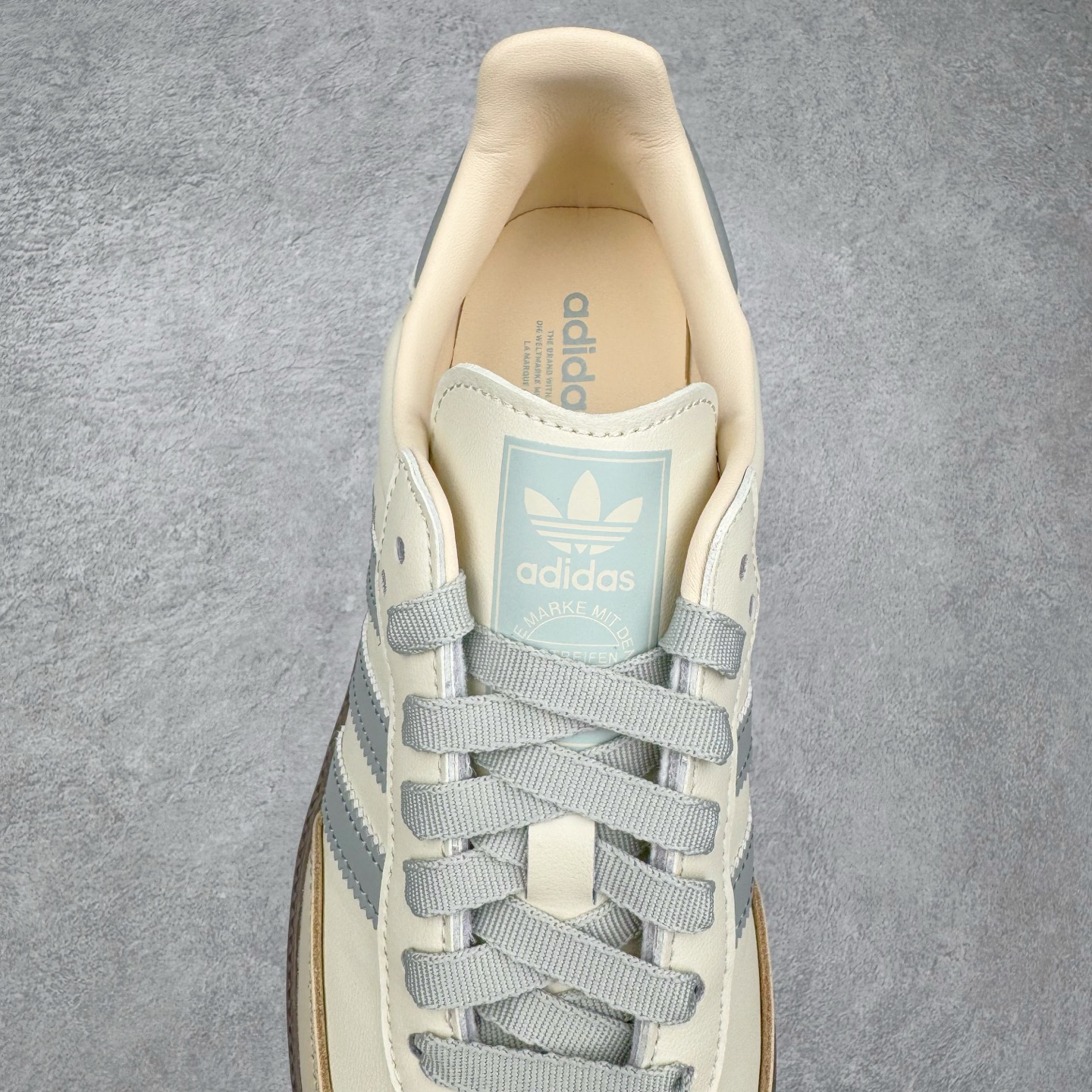 图片[5]-＃R1 AD Original Samba OG 复古经典轻便板鞋 JH7299 口碑大厂出品 品控大底版型不断改良更新 全套原纸板楦头开发 确保原汁原味 完美呈现桑巴版型 一比一鞋头弧度高度鞋身弧度 此版本只针对中端市场 皮料材质有所更替 其他数据细节工艺流程均保持一致 绝不口嗨 细节品控鞋型随意对比 正确烫金高频细节 原装纳米超迁皮料 独家私模橡胶大底 原盒原配 这款桑巴鞋展示了高质量的工艺 带有装饰的超锁缝制和无缝的手感 柔软、柔软的皮革造型和标志性的3条纹完成了精致的外观 正规合身鞋带 鞋面上有绒面鞋垫 橡胶鞋底 享受正畸套筒软感 自50年代首次亮相以来就一直在赢得粉丝的青睐 尺码：35.5 36 36.5 37.5 38 38.5 39 40 40.5 41 42 42.5 43 44 44.5 45-选品中心