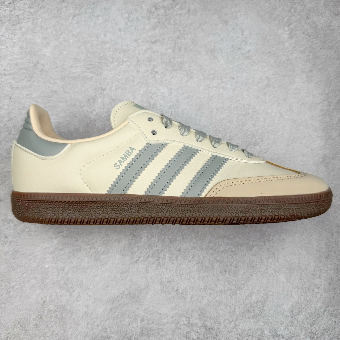 ＃R1 AD Original Samba OG 复古经典轻便板鞋 JH7299 口碑大厂出品 品控大底版型不断改良更新 全套原纸板楦头开发 确保原汁原味 完美呈现桑巴版型 一比一鞋头弧度高度鞋身弧度 此版本只针对中端市场 皮料材质有所更替 其他数据细节工艺流程均保持一致 绝不口嗨 细节品控鞋型随意对比 正确烫金高频细节 原装纳米超迁皮料 独家私模橡胶大底 原盒原配 这款桑巴鞋展示了高质量的工艺 带有装饰的超锁缝制和无缝的手感 柔软、柔软的皮革造型和标志性的3条纹完成了精致的外观 正规合身鞋带 鞋面上有绒面鞋垫 橡胶鞋底 享受正畸套筒软感 自50年代首次亮相以来就一直在赢得粉丝的青睐 尺码：35.5 36 36.5 37.5 38 38.5 39 40 40.5 41 42 42.5 43 44 44.5 45-选品中心