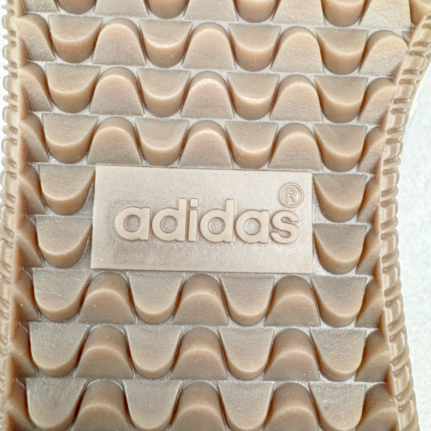 图片[19]-＃R1 AD Original Samba OG 复古经典轻便板鞋 JH7299 口碑大厂出品 品控大底版型不断改良更新 全套原纸板楦头开发 确保原汁原味 完美呈现桑巴版型 一比一鞋头弧度高度鞋身弧度 此版本只针对中端市场 皮料材质有所更替 其他数据细节工艺流程均保持一致 绝不口嗨 细节品控鞋型随意对比 正确烫金高频细节 原装纳米超迁皮料 独家私模橡胶大底 原盒原配 这款桑巴鞋展示了高质量的工艺 带有装饰的超锁缝制和无缝的手感 柔软、柔软的皮革造型和标志性的3条纹完成了精致的外观 正规合身鞋带 鞋面上有绒面鞋垫 橡胶鞋底 享受正畸套筒软感 自50年代首次亮相以来就一直在赢得粉丝的青睐 尺码：35.5 36 36.5 37.5 38 38.5 39 40 40.5 41 42 42.5 43 44 44.5 45-选品中心