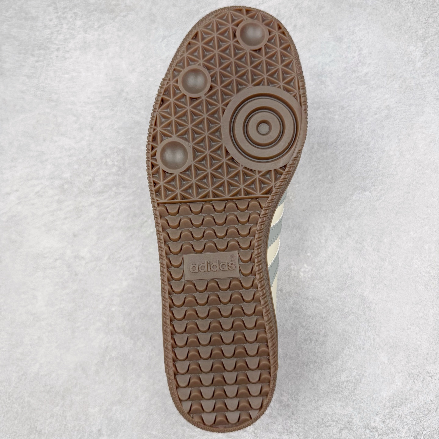 图片[9]-＃R1 AD Original Samba OG 复古经典轻便板鞋 JH7299 口碑大厂出品 品控大底版型不断改良更新 全套原纸板楦头开发 确保原汁原味 完美呈现桑巴版型 一比一鞋头弧度高度鞋身弧度 此版本只针对中端市场 皮料材质有所更替 其他数据细节工艺流程均保持一致 绝不口嗨 细节品控鞋型随意对比 正确烫金高频细节 原装纳米超迁皮料 独家私模橡胶大底 原盒原配 这款桑巴鞋展示了高质量的工艺 带有装饰的超锁缝制和无缝的手感 柔软、柔软的皮革造型和标志性的3条纹完成了精致的外观 正规合身鞋带 鞋面上有绒面鞋垫 橡胶鞋底 享受正畸套筒软感 自50年代首次亮相以来就一直在赢得粉丝的青睐 尺码：35.5 36 36.5 37.5 38 38.5 39 40 40.5 41 42 42.5 43 44 44.5 45-选品中心