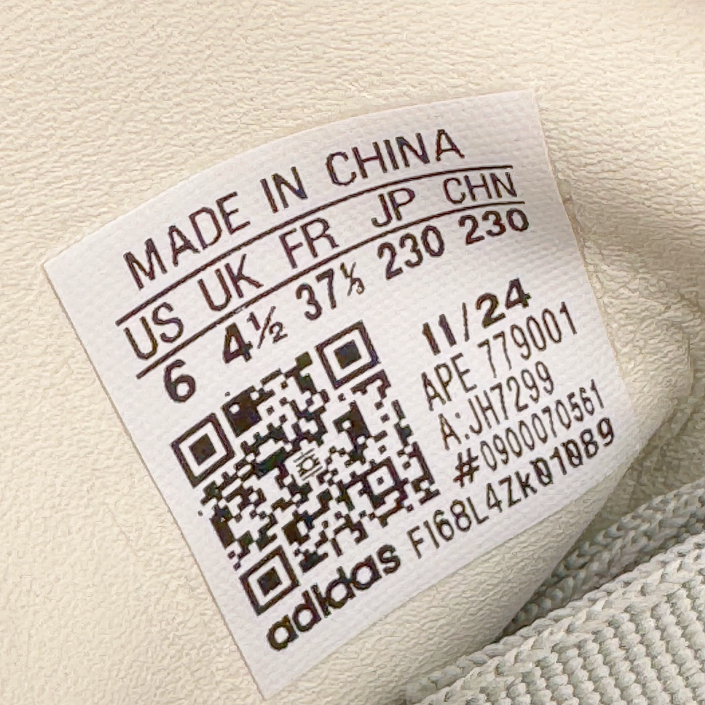 图片[20]-＃R1 AD Original Samba OG 复古经典轻便板鞋 JH7299 口碑大厂出品 品控大底版型不断改良更新 全套原纸板楦头开发 确保原汁原味 完美呈现桑巴版型 一比一鞋头弧度高度鞋身弧度 此版本只针对中端市场 皮料材质有所更替 其他数据细节工艺流程均保持一致 绝不口嗨 细节品控鞋型随意对比 正确烫金高频细节 原装纳米超迁皮料 独家私模橡胶大底 原盒原配 这款桑巴鞋展示了高质量的工艺 带有装饰的超锁缝制和无缝的手感 柔软、柔软的皮革造型和标志性的3条纹完成了精致的外观 正规合身鞋带 鞋面上有绒面鞋垫 橡胶鞋底 享受正畸套筒软感 自50年代首次亮相以来就一直在赢得粉丝的青睐 尺码：35.5 36 36.5 37.5 38 38.5 39 40 40.5 41 42 42.5 43 44 44.5 45-选品中心