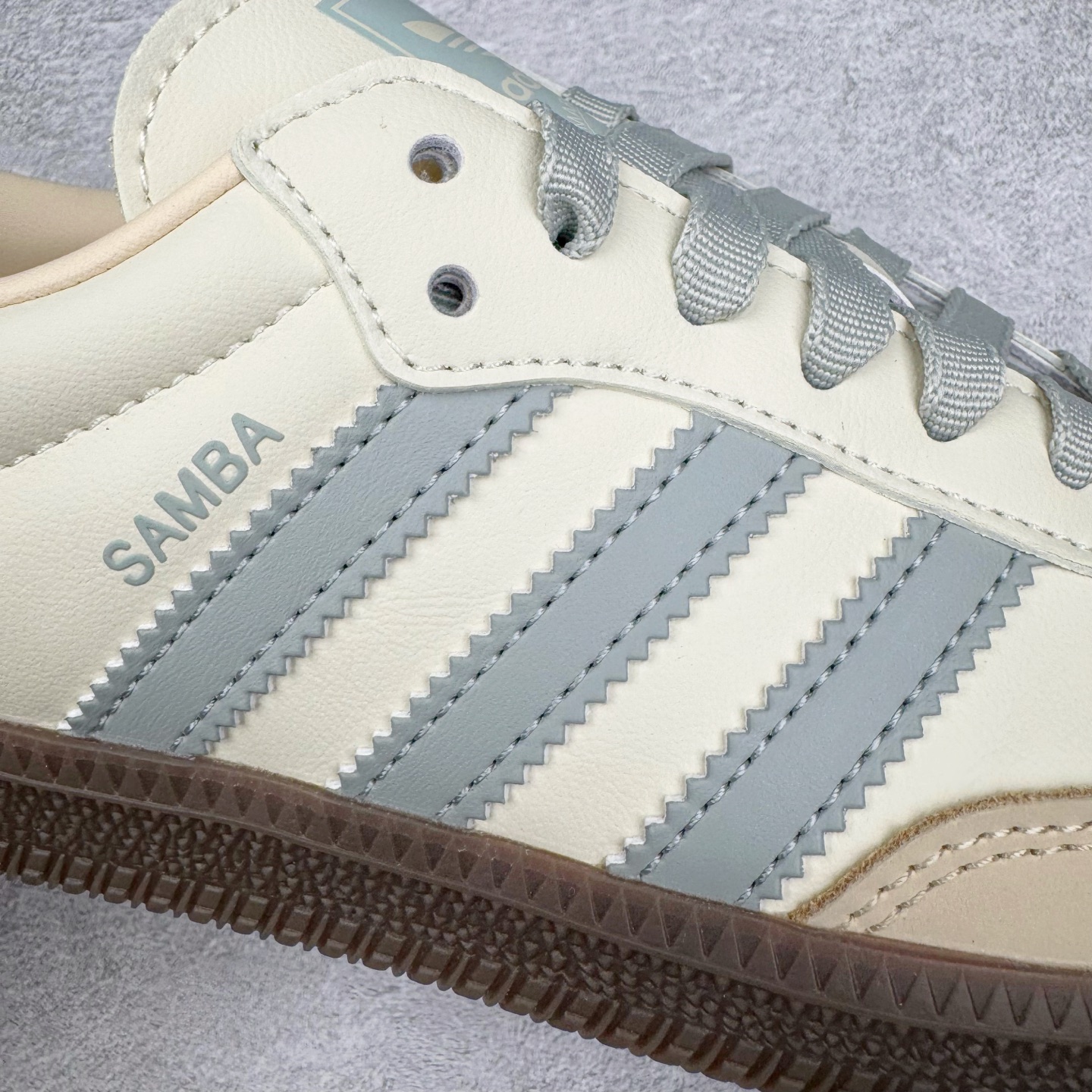 图片[17]-＃R1 AD Original Samba OG 复古经典轻便板鞋 JH7299 口碑大厂出品 品控大底版型不断改良更新 全套原纸板楦头开发 确保原汁原味 完美呈现桑巴版型 一比一鞋头弧度高度鞋身弧度 此版本只针对中端市场 皮料材质有所更替 其他数据细节工艺流程均保持一致 绝不口嗨 细节品控鞋型随意对比 正确烫金高频细节 原装纳米超迁皮料 独家私模橡胶大底 原盒原配 这款桑巴鞋展示了高质量的工艺 带有装饰的超锁缝制和无缝的手感 柔软、柔软的皮革造型和标志性的3条纹完成了精致的外观 正规合身鞋带 鞋面上有绒面鞋垫 橡胶鞋底 享受正畸套筒软感 自50年代首次亮相以来就一直在赢得粉丝的青睐 尺码：35.5 36 36.5 37.5 38 38.5 39 40 40.5 41 42 42.5 43 44 44.5 45-选品中心