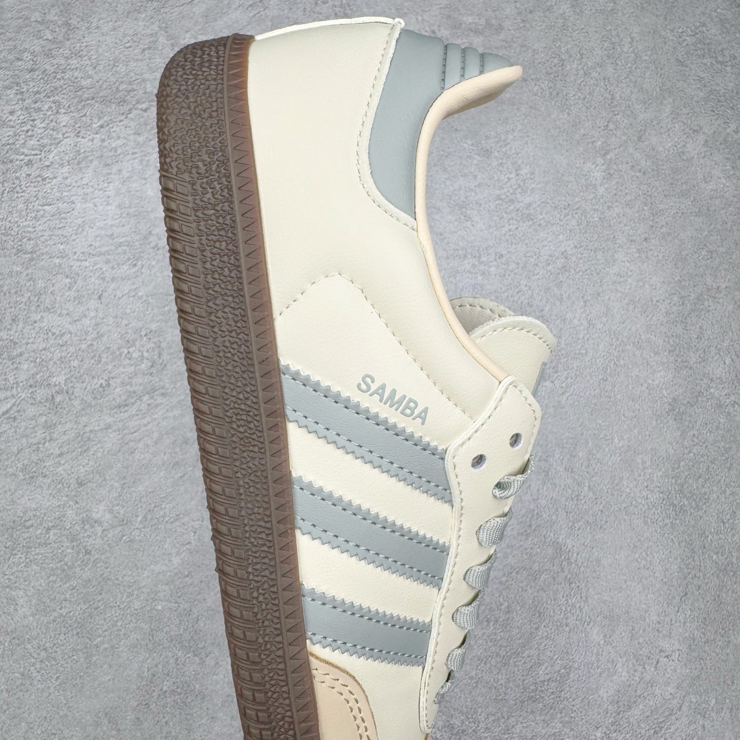 图片[6]-＃R1 AD Original Samba OG 复古经典轻便板鞋 JH7299 口碑大厂出品 品控大底版型不断改良更新 全套原纸板楦头开发 确保原汁原味 完美呈现桑巴版型 一比一鞋头弧度高度鞋身弧度 此版本只针对中端市场 皮料材质有所更替 其他数据细节工艺流程均保持一致 绝不口嗨 细节品控鞋型随意对比 正确烫金高频细节 原装纳米超迁皮料 独家私模橡胶大底 原盒原配 这款桑巴鞋展示了高质量的工艺 带有装饰的超锁缝制和无缝的手感 柔软、柔软的皮革造型和标志性的3条纹完成了精致的外观 正规合身鞋带 鞋面上有绒面鞋垫 橡胶鞋底 享受正畸套筒软感 自50年代首次亮相以来就一直在赢得粉丝的青睐 尺码：35.5 36 36.5 37.5 38 38.5 39 40 40.5 41 42 42.5 43 44 44.5 45-选品中心