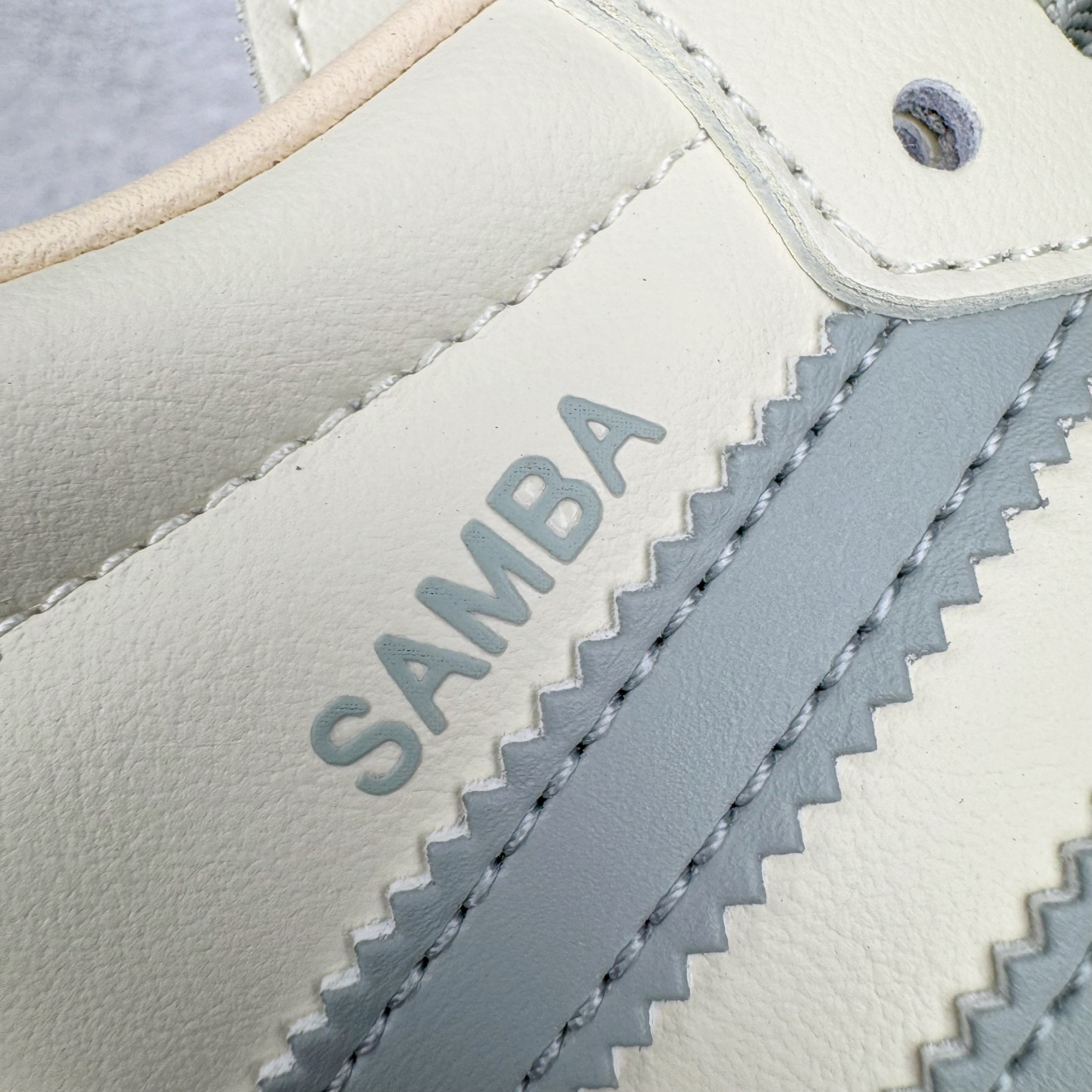 图片[16]-＃R1 AD Original Samba OG 复古经典轻便板鞋 JH7299 口碑大厂出品 品控大底版型不断改良更新 全套原纸板楦头开发 确保原汁原味 完美呈现桑巴版型 一比一鞋头弧度高度鞋身弧度 此版本只针对中端市场 皮料材质有所更替 其他数据细节工艺流程均保持一致 绝不口嗨 细节品控鞋型随意对比 正确烫金高频细节 原装纳米超迁皮料 独家私模橡胶大底 原盒原配 这款桑巴鞋展示了高质量的工艺 带有装饰的超锁缝制和无缝的手感 柔软、柔软的皮革造型和标志性的3条纹完成了精致的外观 正规合身鞋带 鞋面上有绒面鞋垫 橡胶鞋底 享受正畸套筒软感 自50年代首次亮相以来就一直在赢得粉丝的青睐 尺码：35.5 36 36.5 37.5 38 38.5 39 40 40.5 41 42 42.5 43 44 44.5 45-选品中心