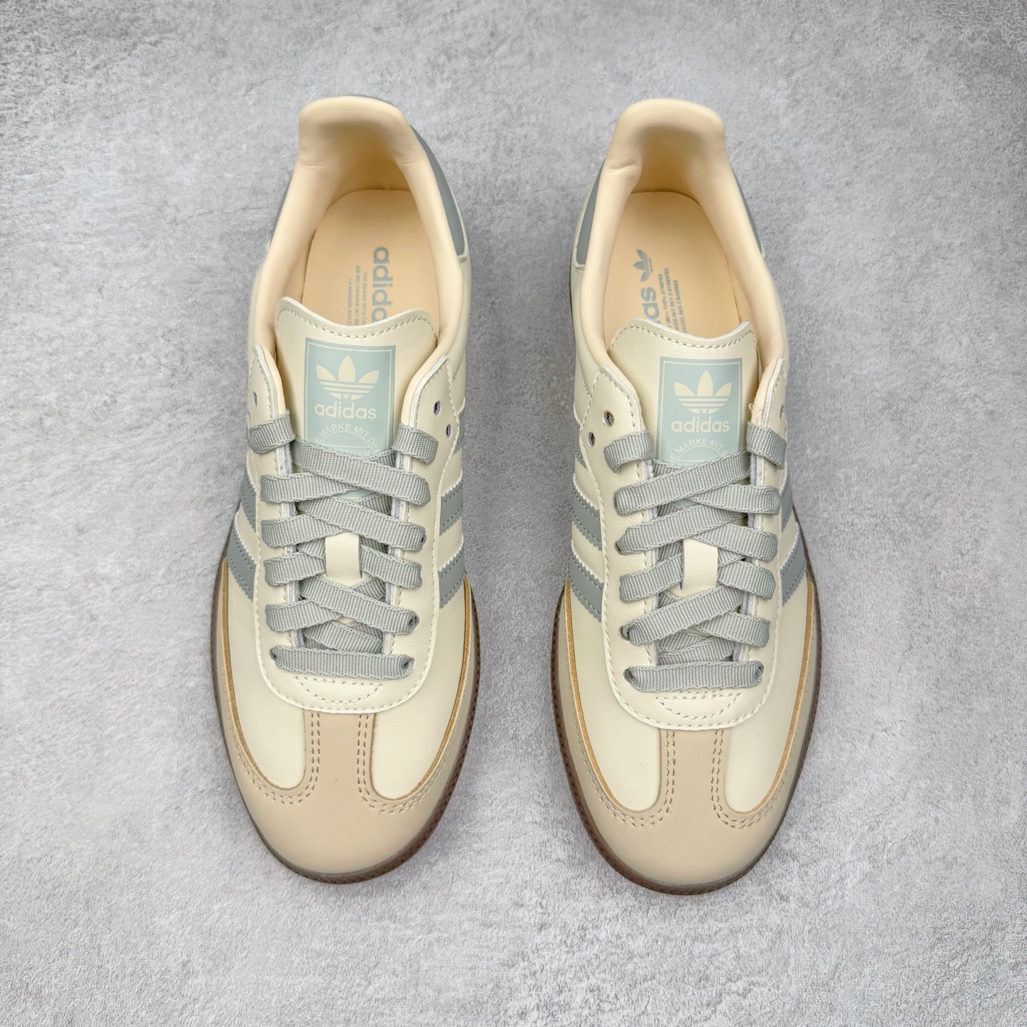 图片[2]-＃R1 AD Original Samba OG 复古经典轻便板鞋 JH7299 口碑大厂出品 品控大底版型不断改良更新 全套原纸板楦头开发 确保原汁原味 完美呈现桑巴版型 一比一鞋头弧度高度鞋身弧度 此版本只针对中端市场 皮料材质有所更替 其他数据细节工艺流程均保持一致 绝不口嗨 细节品控鞋型随意对比 正确烫金高频细节 原装纳米超迁皮料 独家私模橡胶大底 原盒原配 这款桑巴鞋展示了高质量的工艺 带有装饰的超锁缝制和无缝的手感 柔软、柔软的皮革造型和标志性的3条纹完成了精致的外观 正规合身鞋带 鞋面上有绒面鞋垫 橡胶鞋底 享受正畸套筒软感 自50年代首次亮相以来就一直在赢得粉丝的青睐 尺码：35.5 36 36.5 37.5 38 38.5 39 40 40.5 41 42 42.5 43 44 44.5 45-选品中心