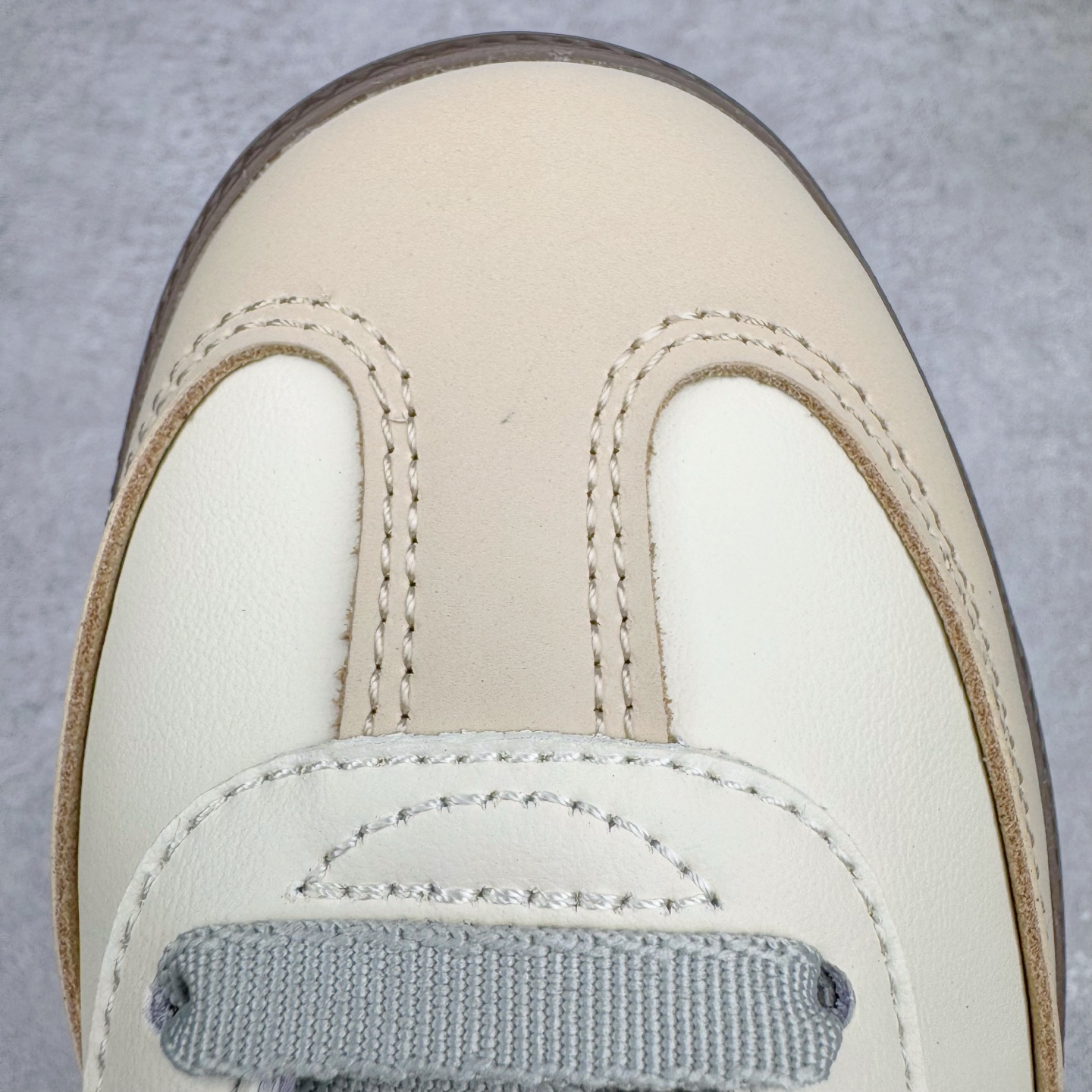 图片[14]-＃R1 AD Original Samba OG 复古经典轻便板鞋 JH7299 口碑大厂出品 品控大底版型不断改良更新 全套原纸板楦头开发 确保原汁原味 完美呈现桑巴版型 一比一鞋头弧度高度鞋身弧度 此版本只针对中端市场 皮料材质有所更替 其他数据细节工艺流程均保持一致 绝不口嗨 细节品控鞋型随意对比 正确烫金高频细节 原装纳米超迁皮料 独家私模橡胶大底 原盒原配 这款桑巴鞋展示了高质量的工艺 带有装饰的超锁缝制和无缝的手感 柔软、柔软的皮革造型和标志性的3条纹完成了精致的外观 正规合身鞋带 鞋面上有绒面鞋垫 橡胶鞋底 享受正畸套筒软感 自50年代首次亮相以来就一直在赢得粉丝的青睐 尺码：35.5 36 36.5 37.5 38 38.5 39 40 40.5 41 42 42.5 43 44 44.5 45-选品中心