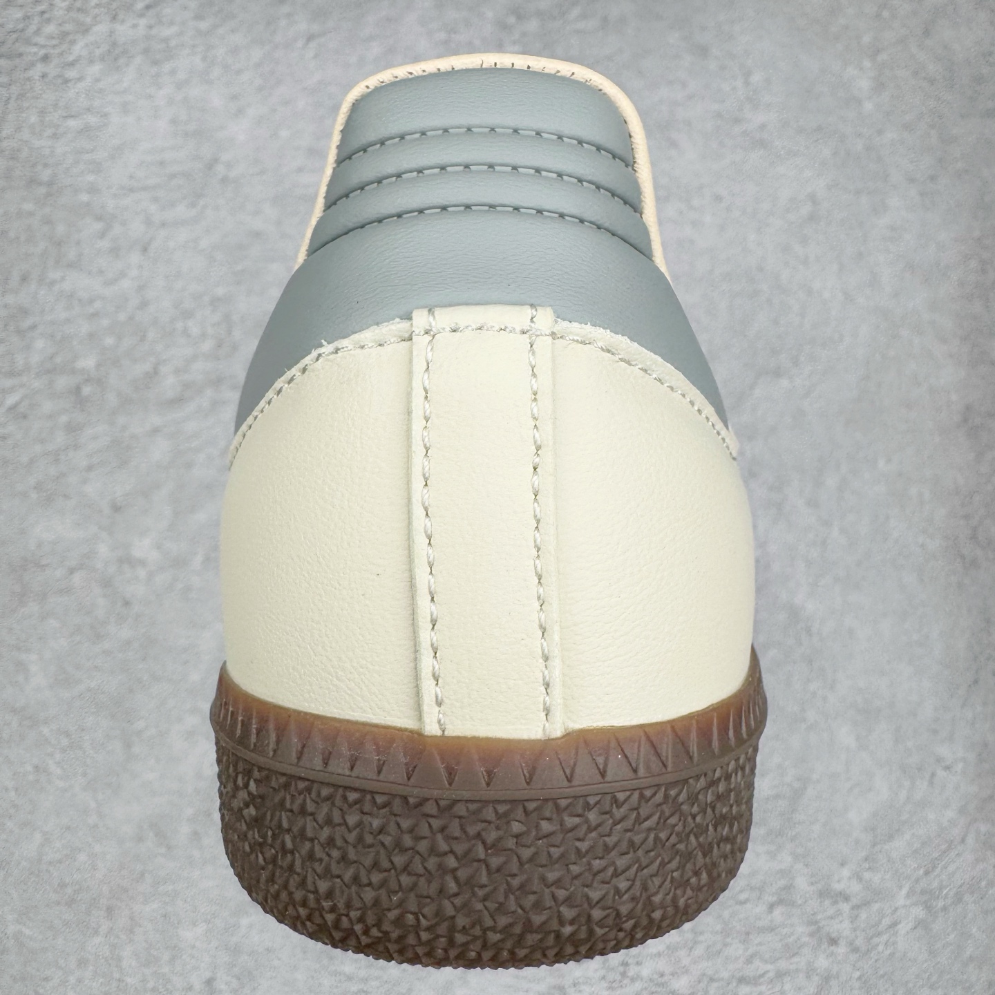 图片[8]-＃R1 AD Original Samba OG 复古经典轻便板鞋 JH7299 口碑大厂出品 品控大底版型不断改良更新 全套原纸板楦头开发 确保原汁原味 完美呈现桑巴版型 一比一鞋头弧度高度鞋身弧度 此版本只针对中端市场 皮料材质有所更替 其他数据细节工艺流程均保持一致 绝不口嗨 细节品控鞋型随意对比 正确烫金高频细节 原装纳米超迁皮料 独家私模橡胶大底 原盒原配 这款桑巴鞋展示了高质量的工艺 带有装饰的超锁缝制和无缝的手感 柔软、柔软的皮革造型和标志性的3条纹完成了精致的外观 正规合身鞋带 鞋面上有绒面鞋垫 橡胶鞋底 享受正畸套筒软感 自50年代首次亮相以来就一直在赢得粉丝的青睐 尺码：35.5 36 36.5 37.5 38 38.5 39 40 40.5 41 42 42.5 43 44 44.5 45-选品中心