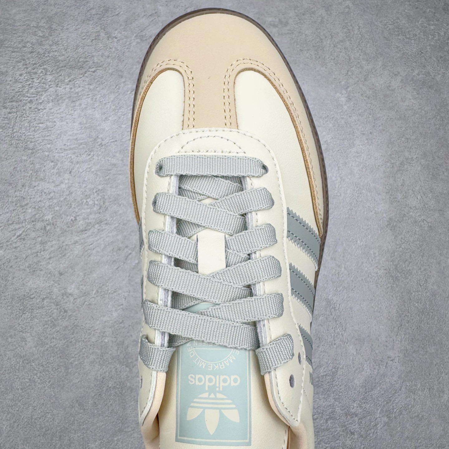 图片[4]-＃R1 AD Original Samba OG 复古经典轻便板鞋 JH7299 口碑大厂出品 品控大底版型不断改良更新 全套原纸板楦头开发 确保原汁原味 完美呈现桑巴版型 一比一鞋头弧度高度鞋身弧度 此版本只针对中端市场 皮料材质有所更替 其他数据细节工艺流程均保持一致 绝不口嗨 细节品控鞋型随意对比 正确烫金高频细节 原装纳米超迁皮料 独家私模橡胶大底 原盒原配 这款桑巴鞋展示了高质量的工艺 带有装饰的超锁缝制和无缝的手感 柔软、柔软的皮革造型和标志性的3条纹完成了精致的外观 正规合身鞋带 鞋面上有绒面鞋垫 橡胶鞋底 享受正畸套筒软感 自50年代首次亮相以来就一直在赢得粉丝的青睐 尺码：35.5 36 36.5 37.5 38 38.5 39 40 40.5 41 42 42.5 43 44 44.5 45-选品中心