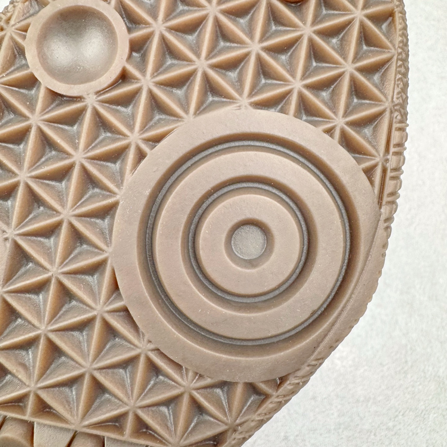 图片[18]-＃R1 AD Original Samba OG 复古经典轻便板鞋 JH7299 口碑大厂出品 品控大底版型不断改良更新 全套原纸板楦头开发 确保原汁原味 完美呈现桑巴版型 一比一鞋头弧度高度鞋身弧度 此版本只针对中端市场 皮料材质有所更替 其他数据细节工艺流程均保持一致 绝不口嗨 细节品控鞋型随意对比 正确烫金高频细节 原装纳米超迁皮料 独家私模橡胶大底 原盒原配 这款桑巴鞋展示了高质量的工艺 带有装饰的超锁缝制和无缝的手感 柔软、柔软的皮革造型和标志性的3条纹完成了精致的外观 正规合身鞋带 鞋面上有绒面鞋垫 橡胶鞋底 享受正畸套筒软感 自50年代首次亮相以来就一直在赢得粉丝的青睐 尺码：35.5 36 36.5 37.5 38 38.5 39 40 40.5 41 42 42.5 43 44 44.5 45-选品中心