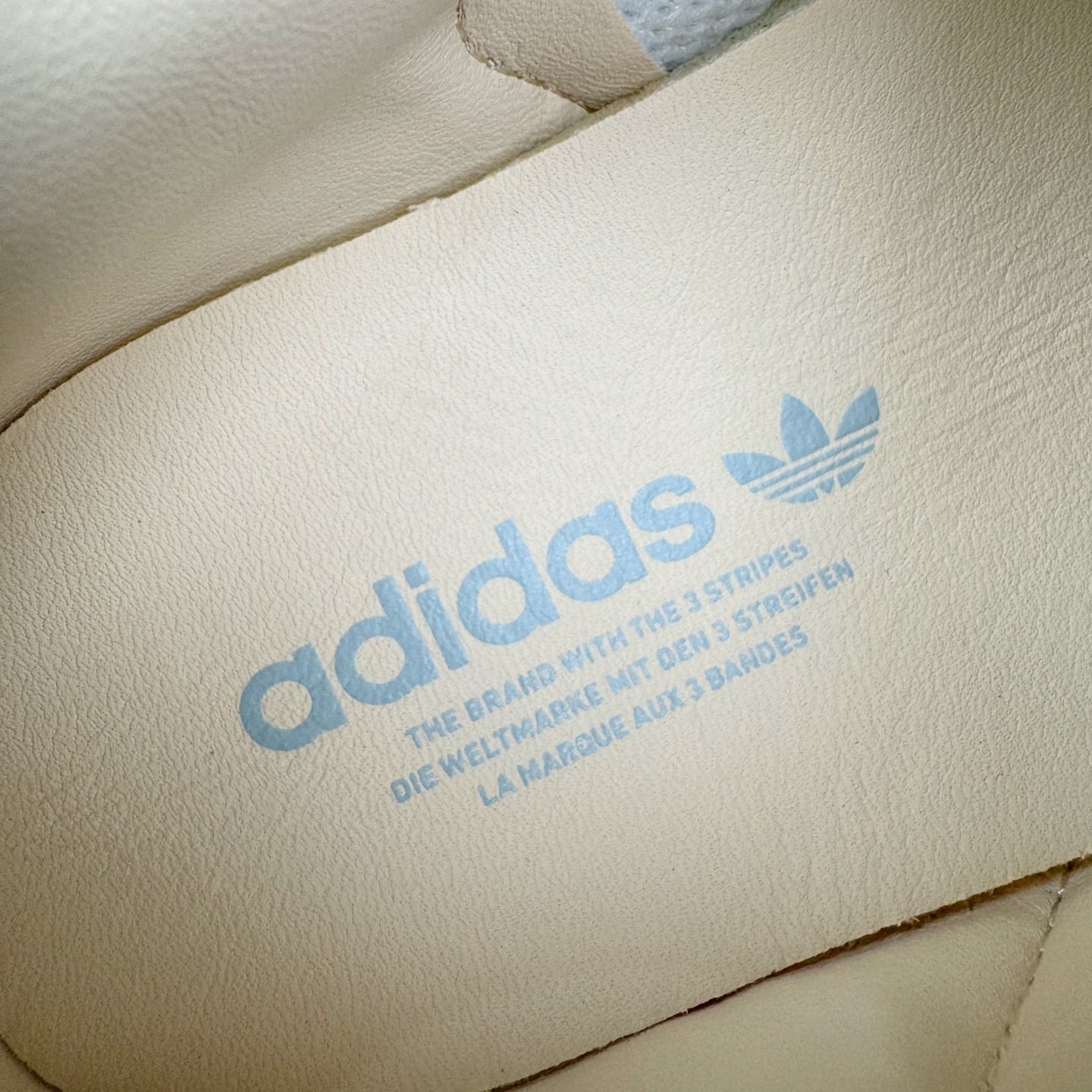 图片[12]-＃R1 AD Original Samba OG 复古经典轻便板鞋 JH7299 口碑大厂出品 品控大底版型不断改良更新 全套原纸板楦头开发 确保原汁原味 完美呈现桑巴版型 一比一鞋头弧度高度鞋身弧度 此版本只针对中端市场 皮料材质有所更替 其他数据细节工艺流程均保持一致 绝不口嗨 细节品控鞋型随意对比 正确烫金高频细节 原装纳米超迁皮料 独家私模橡胶大底 原盒原配 这款桑巴鞋展示了高质量的工艺 带有装饰的超锁缝制和无缝的手感 柔软、柔软的皮革造型和标志性的3条纹完成了精致的外观 正规合身鞋带 鞋面上有绒面鞋垫 橡胶鞋底 享受正畸套筒软感 自50年代首次亮相以来就一直在赢得粉丝的青睐 尺码：35.5 36 36.5 37.5 38 38.5 39 40 40.5 41 42 42.5 43 44 44.5 45-选品中心