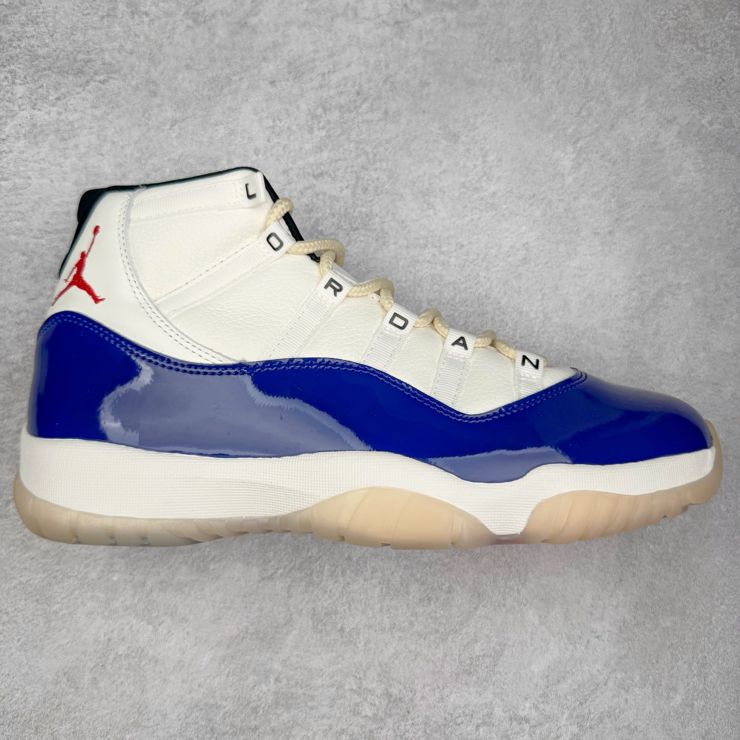 ＃K版纯原 Air Jordan AJ11 Retro High Rare Air 高帮系列 氧化做旧宝蓝 IH0296-400 市场中端王者 耗时半年巨作 全套原纸板楦头开发 确保原汁原味 完美呈现11代版型 此版本只针对中端市场 皮料材质有所更替 其他数据细节工艺流程均保持一致绝不口嗨 细节品控鞋型随意秒杀市面3XX 原楦原档案数据开模打造 原厂中底拉帮钢印 原厂进口漆皮 防冻不开裂 原装鞋撑 水晶大底正确色度色泽 原楦原数据刺绣 原厂车缝走线及对位 毫厘不差 飞人logo采用原数据电脑刺绣 原装正品碳纤维真实碳板 增强抗扭 原内标 原盒标 正确官方原盒 防氧化水晶外底 原厂配套全掌solo气垫 进口港宝加持 后跟自然饱满 全鞋荧光划线卡点 追求极致完美 每一双都是工艺品 多重QC质检 超越公司货的品控标准 实实在在的免检产品 尺码：36 36.5 37.5 38 38.5 39 40 40.5 41 42 42.5 43 44 44.5 45 46 47.5-选品中心