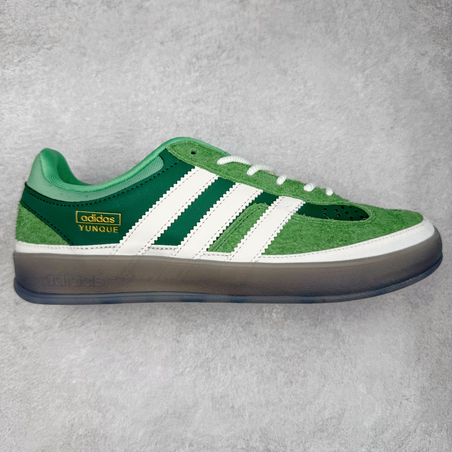 ＃TG Bad Bunny x AD Gazelle Indoor Trainers 坏痞兔联名羚羊内训系列低帮复古百搭休闲运动德训风板鞋 JS5049 Bad Bunny本人在杂志拍摄时率先上脚带一波节奏，emm，手上拿的杂志封面还是Kylie，看来前女友和布克重新约会，这位哥也还是没放下啊...回到鞋款本身，整体选择了简约的黑白皮革搭配浅灰色长绒麂皮材质，最后以半透明生胶大底收尾，质感在线。不同于以往联名的调色盘操作，Bad Bunny对Gazelle indoor进行了加宽加厚处理，以及鞋头变形的设计，带来全新的歪头面包鞋型Gazelle。此外，鞋款标签直接呈现在后跟处，鞋侧adidas标识下方还加入了\\\