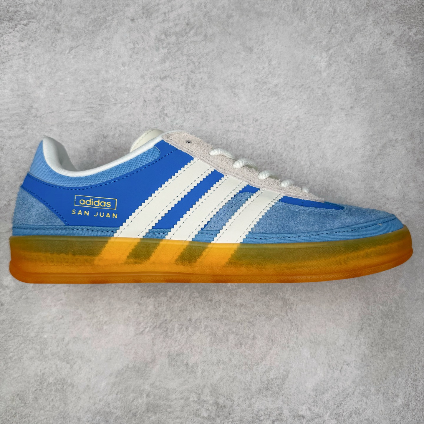 ＃TG Bad Bunny x AD Gazelle Indoor Trainers 坏痞兔联名羚羊内训系列低帮复古百搭休闲运动德训风板鞋 IF9734 Bad Bunny本人在杂志拍摄时率先上脚带一波节奏，emm，手上拿的杂志封面还是Kylie，看来前女友和布克重新约会，这位哥也还是没放下啊…回到鞋款本身，整体选择了简约的黑白皮革搭配浅灰色长绒麂皮材质，最后以半透明生胶大底收尾，质感在线。不同于以往联名的调色盘操作，Bad Bunny对Gazelle indoor进行了加宽加厚处理，以及鞋头变形的设计，带来全新的歪头面包鞋型Gazelle。此外，鞋款标签直接呈现在后跟处，鞋侧adidas标识下方还加入了\\\”benito\\\”字样，辨识度拉满。尺码：35 36 36⅔ 37⅓ 38 38⅔ 39⅓ 40 40⅔ 41⅓ 42 42⅔ 43⅓ 44 44⅔ 45-选品中心