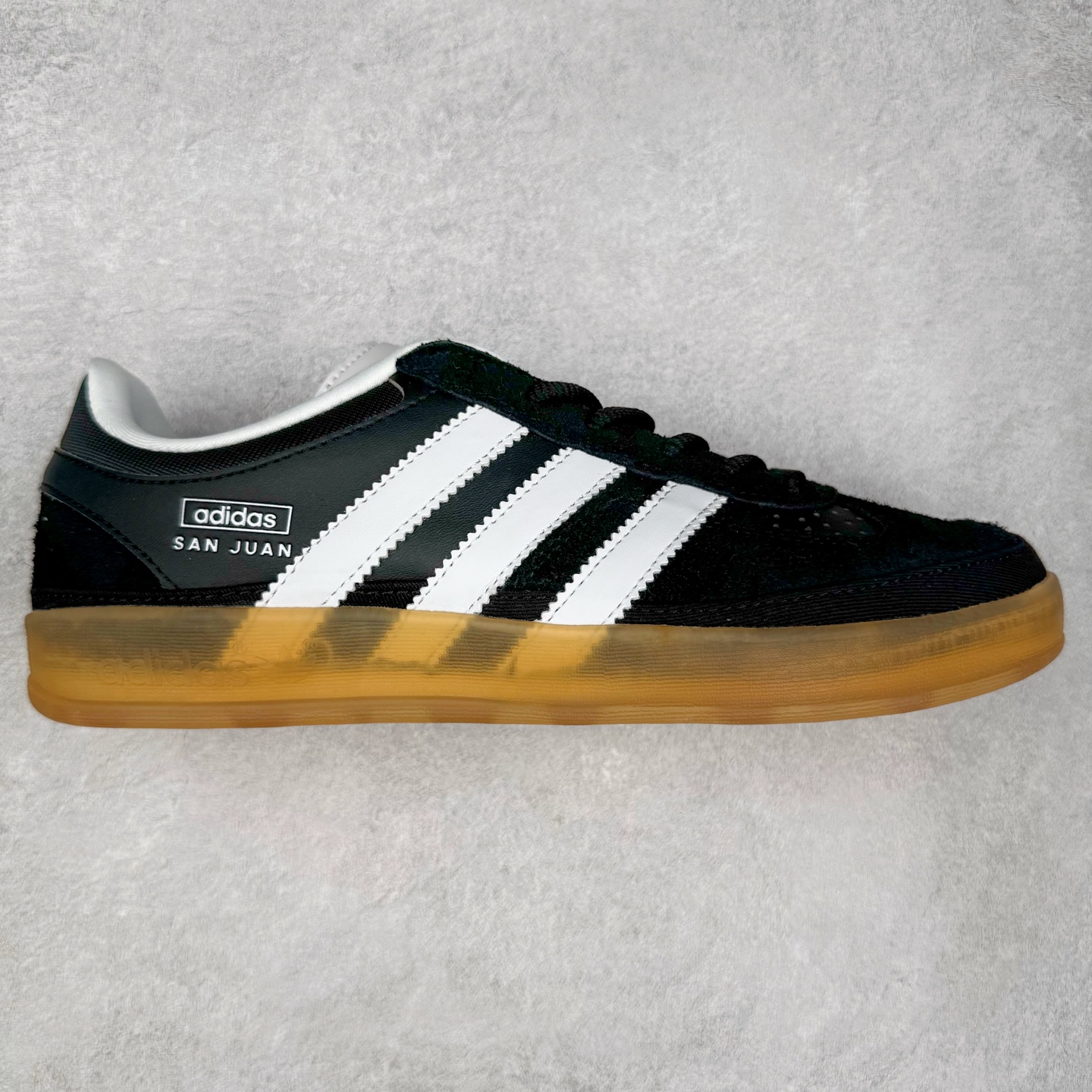 ＃TG Bad Bunny x AD Gazelle Indoor Trainers 坏痞兔联名羚羊内训系列低帮复古百搭休闲运动德训风板鞋 IF9733 Bad Bunny本人在杂志拍摄时率先上脚带一波节奏，emm，手上拿的杂志封面还是Kylie，看来前女友和布克重新约会，这位哥也还是没放下啊…回到鞋款本身，整体选择了简约的黑白皮革搭配浅灰色长绒麂皮材质，最后以半透明生胶大底收尾，质感在线。不同于以往联名的调色盘操作，Bad Bunny对Gazelle indoor进行了加宽加厚处理，以及鞋头变形的设计，带来全新的歪头面包鞋型Gazelle。此外，鞋款标签直接呈现在后跟处，鞋侧adidas标识下方还加入了\\\”benito\\\”字样，辨识度拉满。尺码：35 36 36⅔ 37⅓ 38 38⅔ 39⅓ 40 40⅔ 41⅓ 42 42⅔ 43⅓ 44 44⅔ 45-选品中心