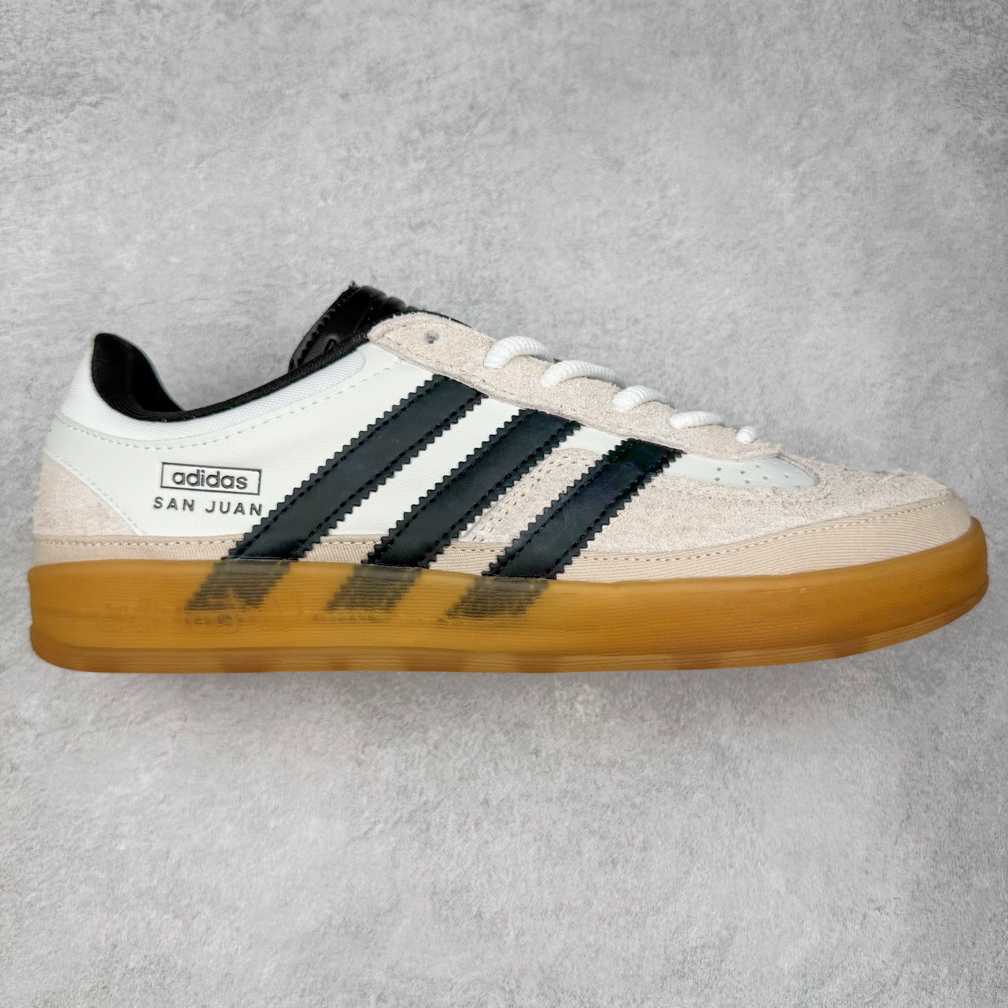 ＃TG Bad Bunny x AD Gazelle Indoor Trainers 坏痞兔联名羚羊内训系列低帮复古百搭休闲运动德训风板鞋 IF9734 Bad Bunny本人在杂志拍摄时率先上脚带一波节奏，emm，手上拿的杂志封面还是Kylie，看来前女友和布克重新约会，这位哥也还是没放下啊…回到鞋款本身，整体选择了简约的黑白皮革搭配浅灰色长绒麂皮材质，最后以半透明生胶大底收尾，质感在线。不同于以往联名的调色盘操作，Bad Bunny对Gazelle indoor进行了加宽加厚处理，以及鞋头变形的设计，带来全新的歪头面包鞋型Gazelle。此外，鞋款标签直接呈现在后跟处，鞋侧adidas标识下方还加入了\\\”benito\\\”字样，辨识度拉满。尺码：35 36 36⅔ 37⅓ 38 38⅔ 39⅓ 40 40⅔ 41⅓ 42 42⅔ 43⅓ 44 44⅔ 45-选品中心